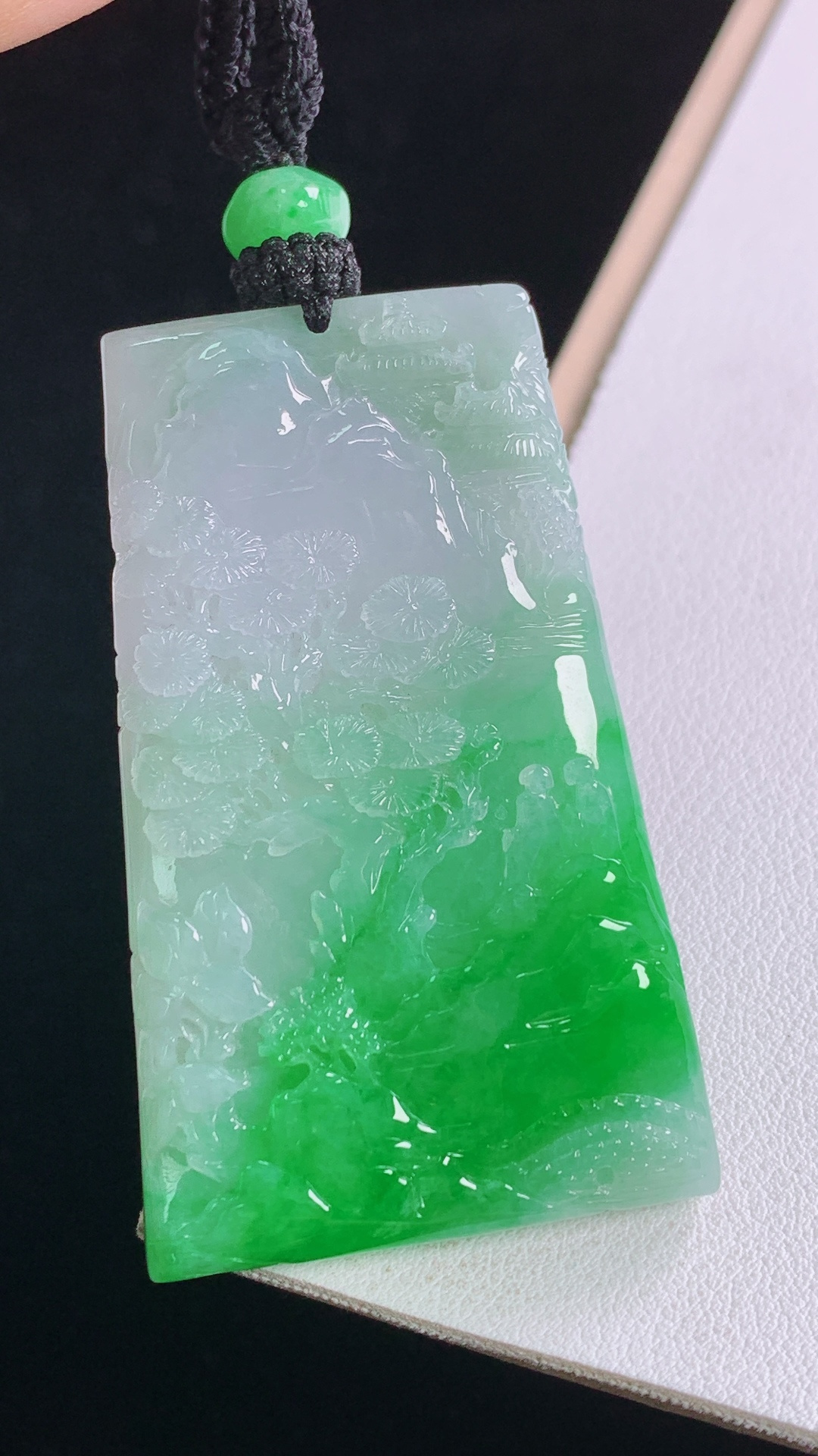 阳绿山水牌，色泽明艳，底子细腻，无裂，尺寸:56.1-34.4-6.8mm，30