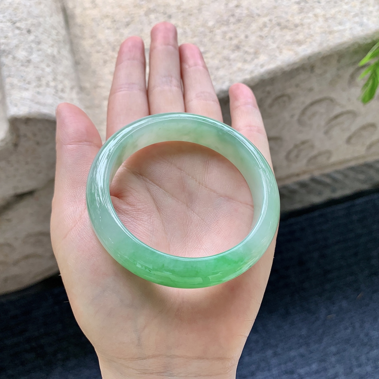 正圈52 53，糯冰飘绿，水润，种老，细腻，打灯有棉线