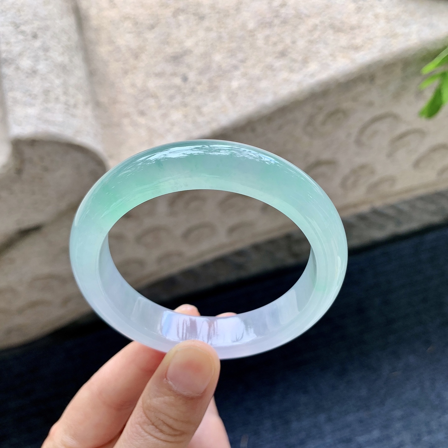 正圈53 54,圈口54.8/13/8.4,编码A3090235,描述冰种飘绿，清透，水润，种老，细腻，打灯有棉线