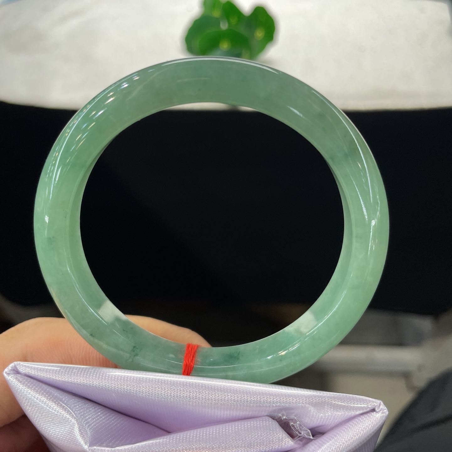 圈口58.6/10.2/8.2，果绿正圈，58/59可戴，仿若碧涧含烟，质地温润澄澈。清润湖绿。无裂