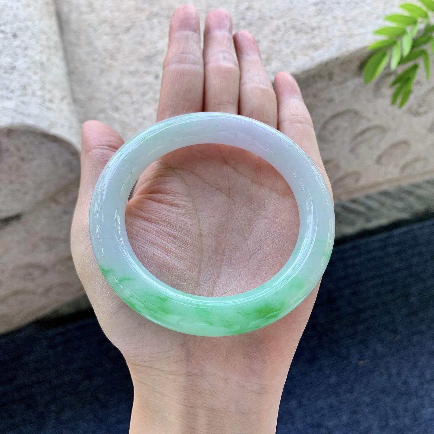 圆条55 56，圈口56/10.4/10.7，编码A3090201，细糯飘阳绿，水润，种老，细腻，无