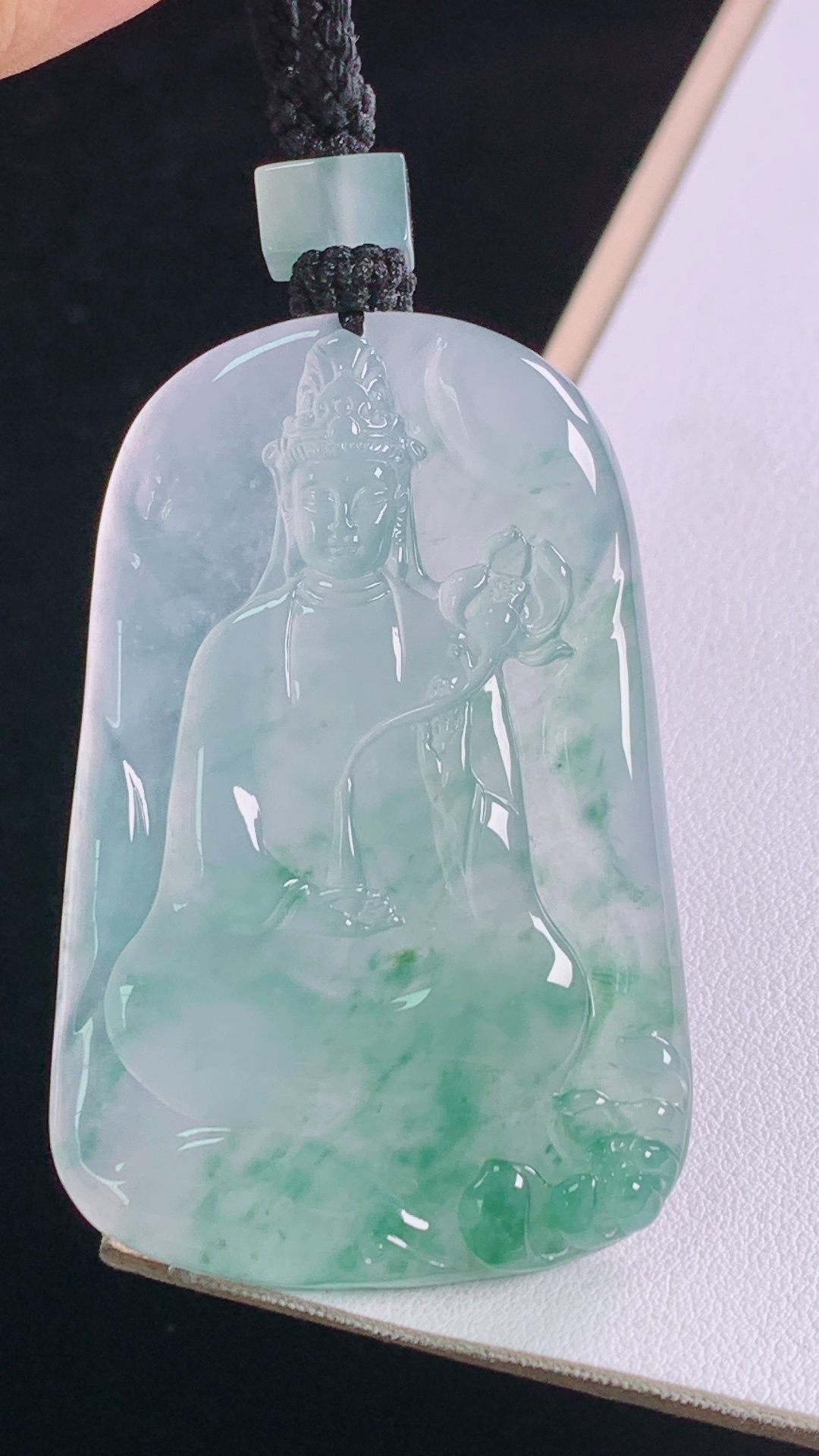 冰飘花大势至观音，花色灵动，清爽通透，无裂，尺寸:60.3-39.7-6.1mm