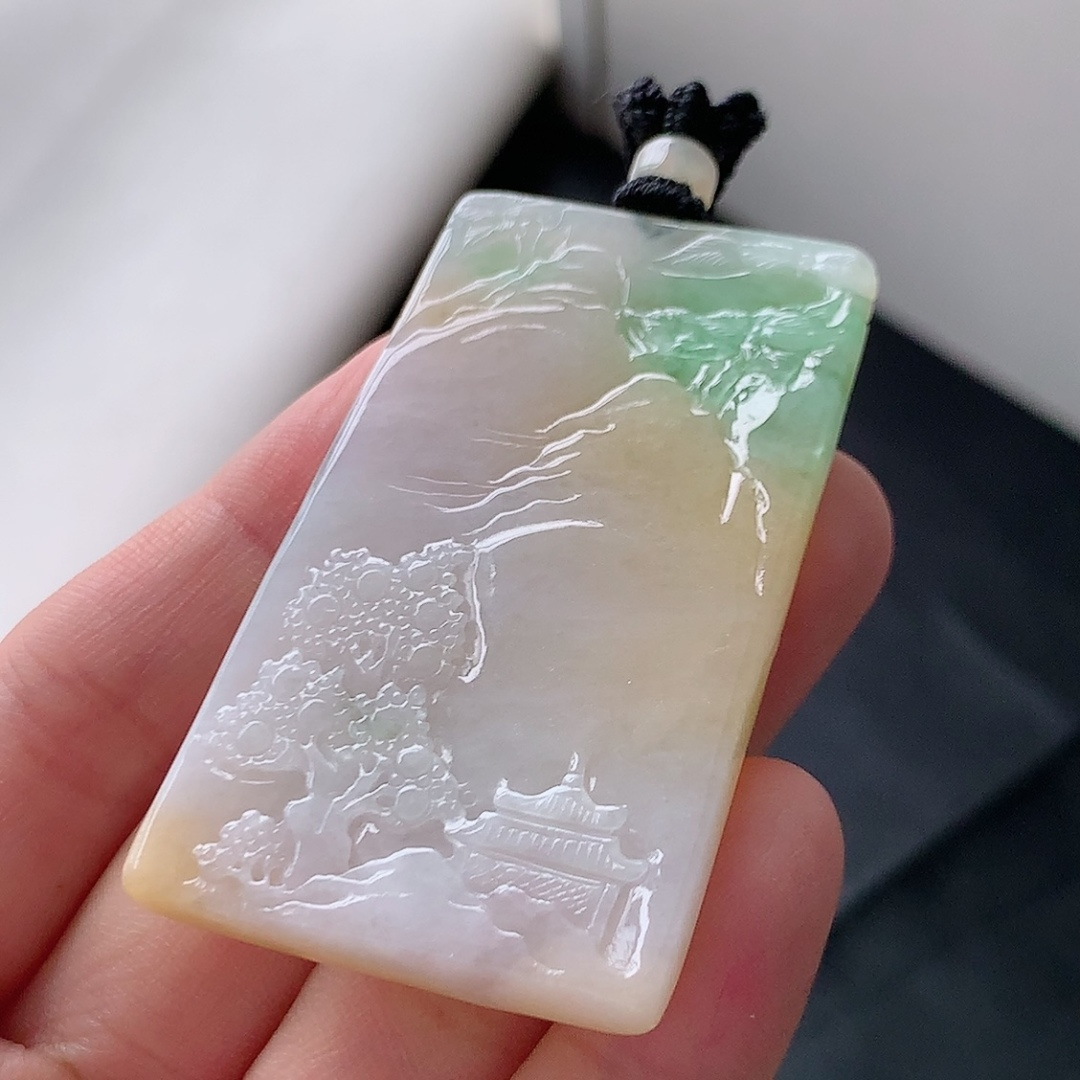三彩山水牌挂件 种老水润，底子细腻，佩戴简单大方，货号109831，55.7-32.4-6.3