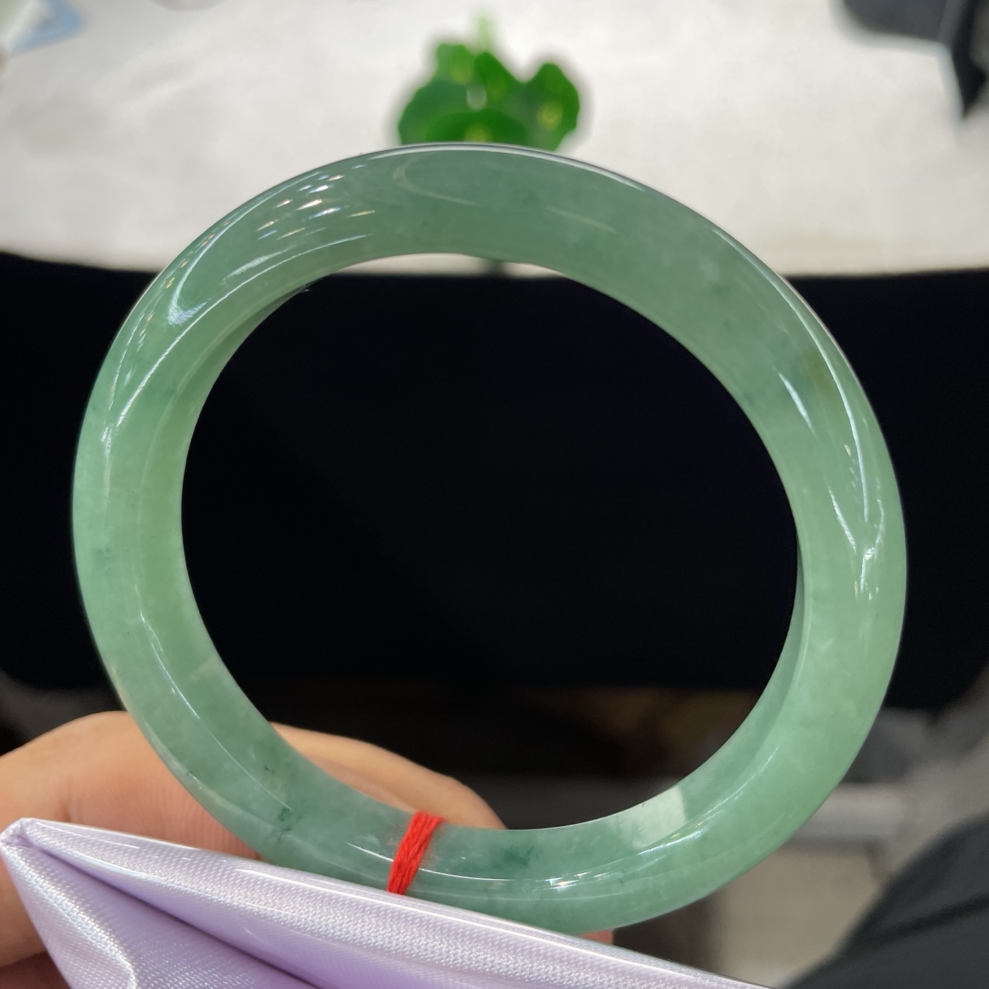 圈口58.6/10.2/8.2，果绿正圈，58/59可戴，仿若碧涧含烟，质地温润澄澈。清润湖绿。无裂。