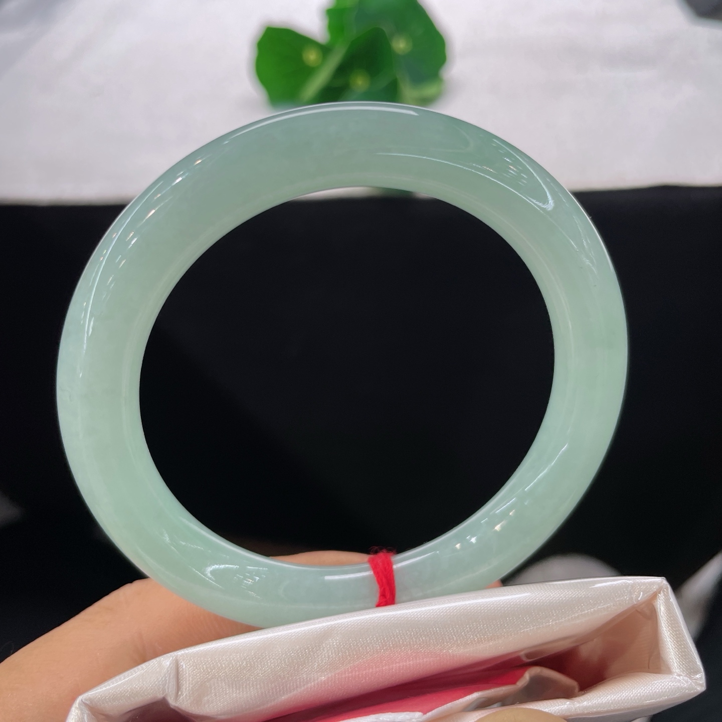 圈口56.4/9.4，冰晴底美人条，56/57可戴，一汪晴水，凝于镯间，温柔了整个春天。无裂。