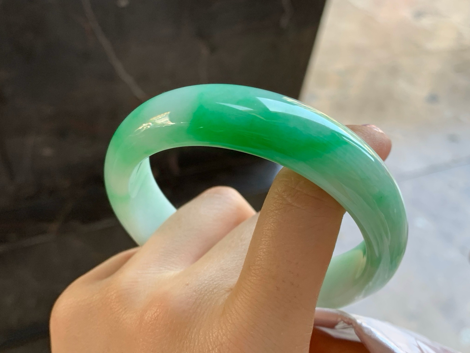60.5-16.2-8.5
带色大圈口手镯^_^底子细腻 绿色浓郁