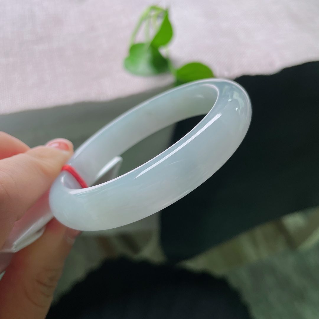 蓝底正圈，质地细腻莹润，简约清冷，素镯款式永不过时，低调显气质，带一点杂质。ss51590a