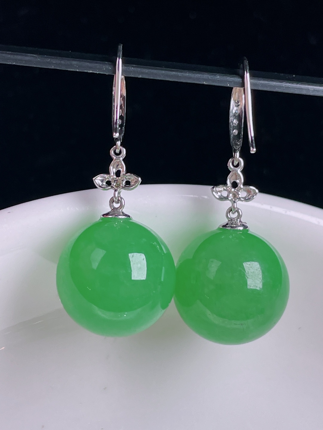 ️阳绿圆珠耳坠，18k镶嵌，老种起光，细底通透，尺寸：裸石12.6mm0901