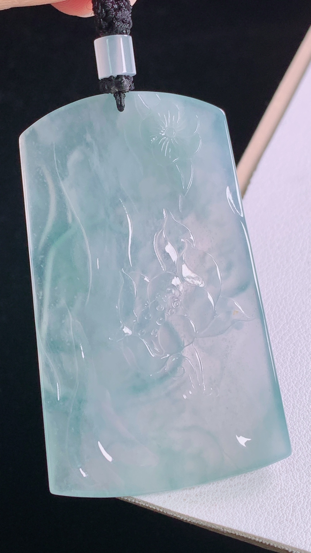 高冰大势至菩萨，种水，清透起光，无裂，尺寸:66.9-40.7-5.2mm