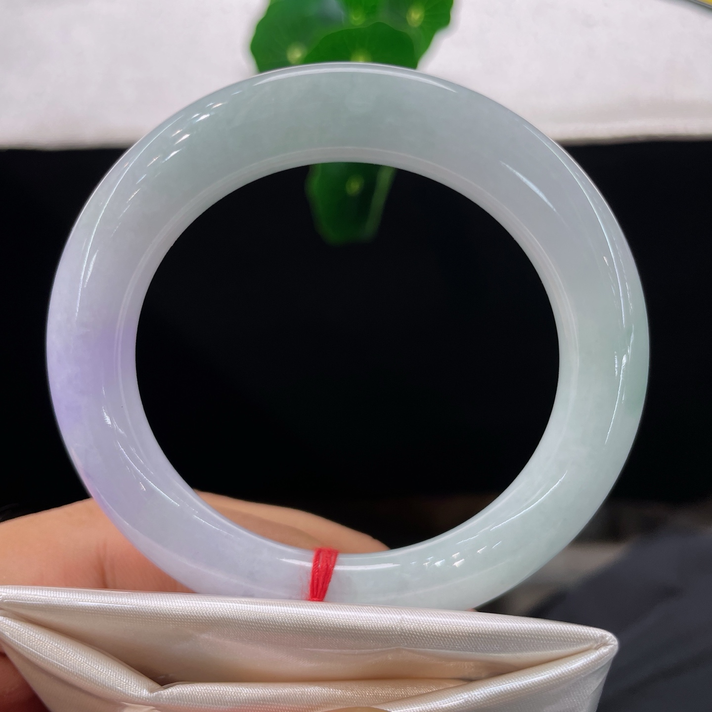 翡翠手镯 圈口53.2/10.2/，春彩圆条，53/54可戴，翠染玉身，紫落环间，一镯揽风月，无裂