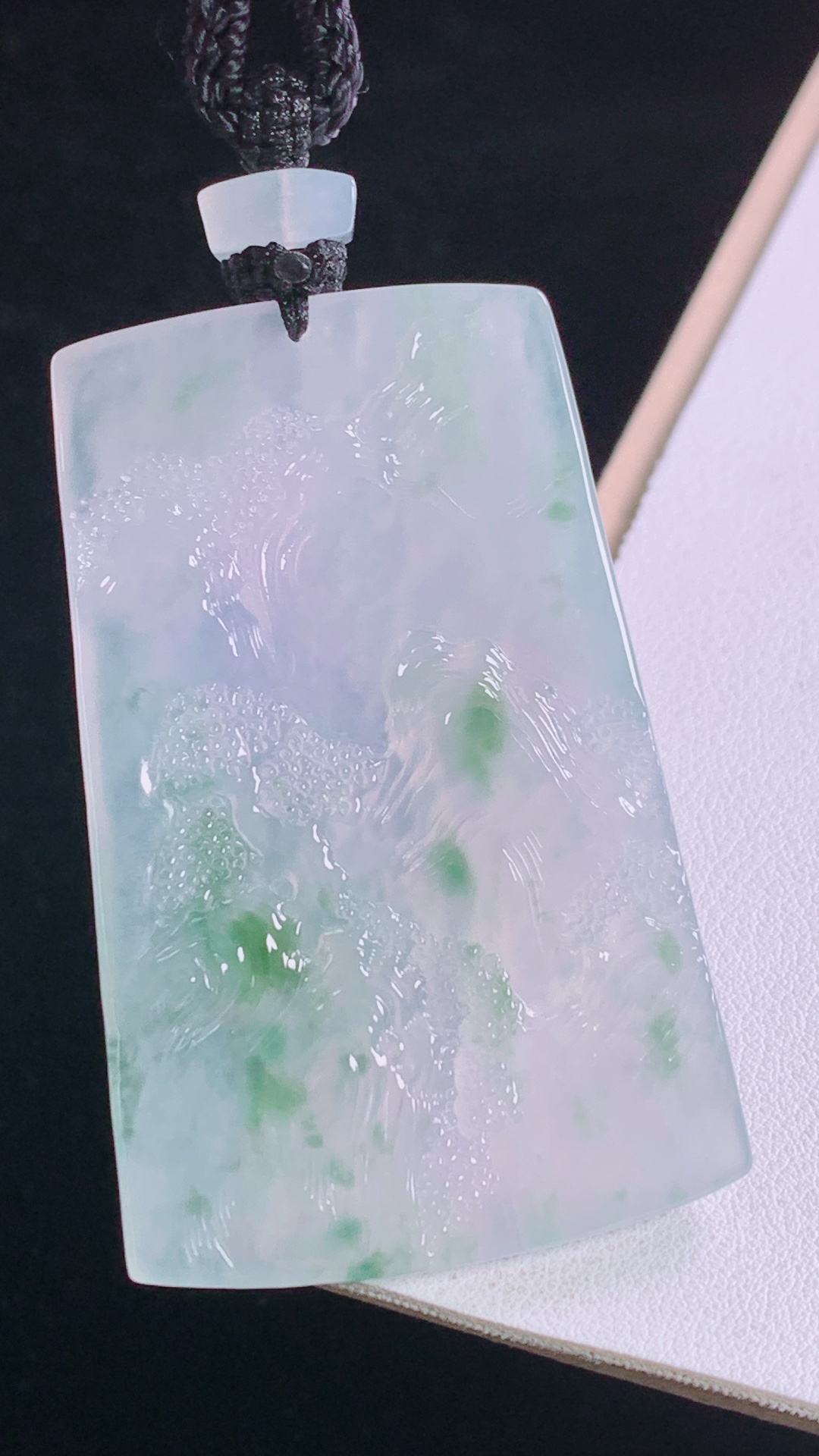 冰飘绿山水牌，翠色灵动，清爽细腻，无裂，尺寸:64.5-41.2-5.1mm