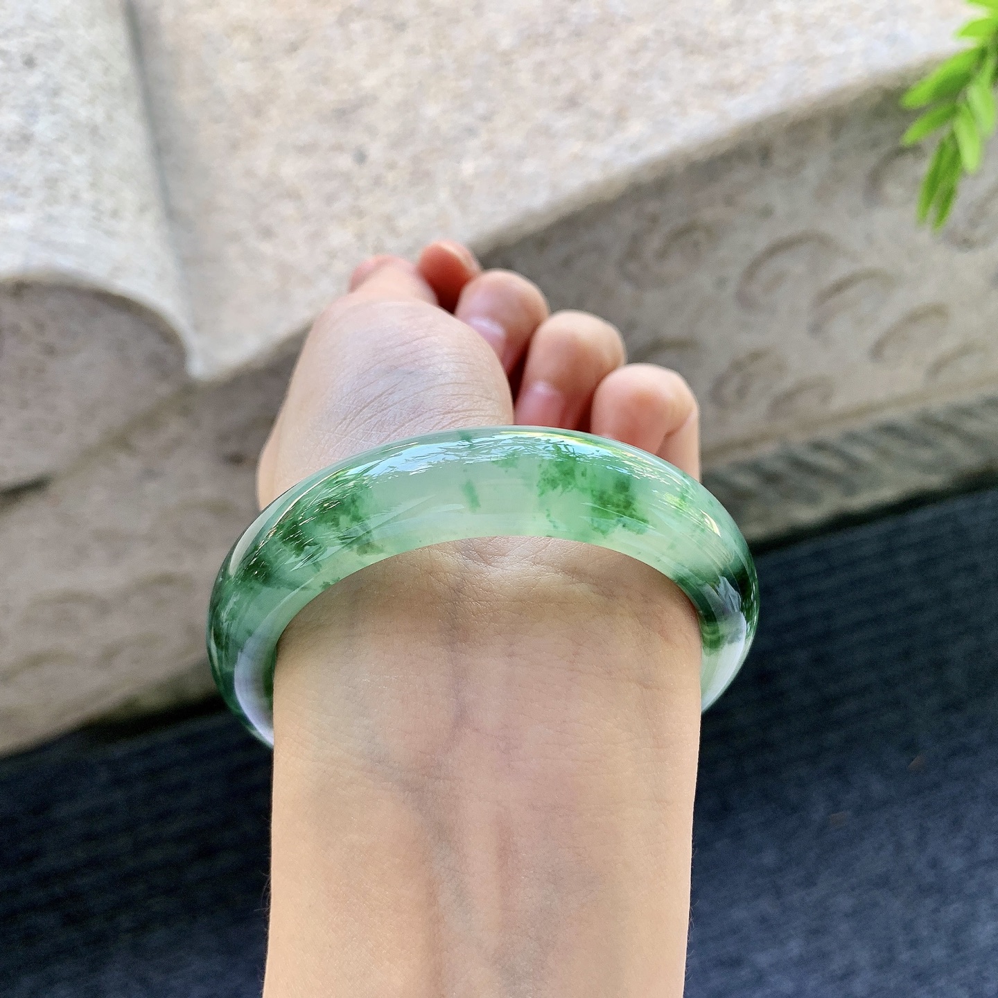 正圈53 54，圈口54.6/13.4/8.2，编码Q5090211，冰糯绿花，水润，种老，细腻，打灯有纹线。