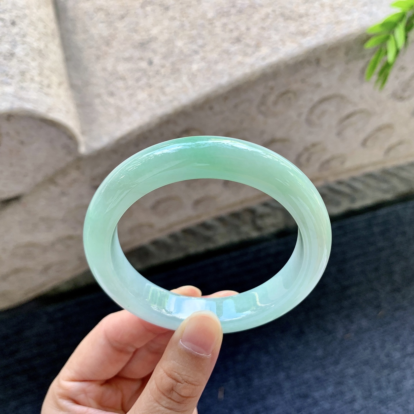正圈55 56，圈口56.9/12/8.9，编码GL090246，描述细糯飘绿，水润，种老，细腻，无裂。