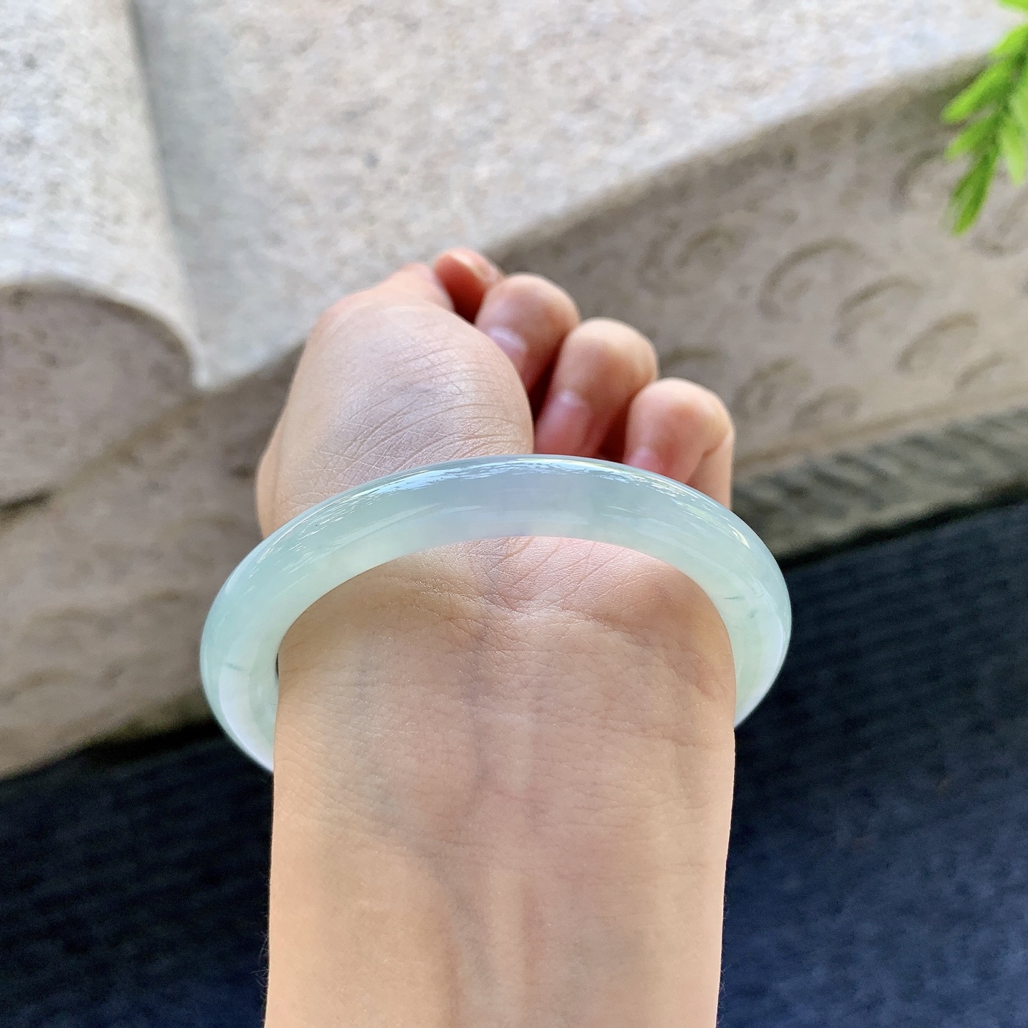 圆条53 54，糯冰晴底，飘花，水润，种老，细腻，无裂。