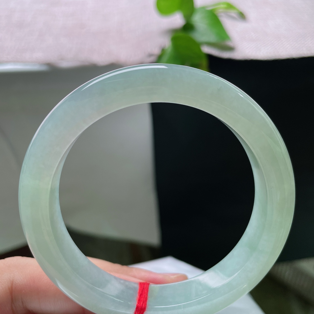绿底正圈，有棉线，满圈匀色，种水细腻柔和，上手温婉秀气，色调清新不沉闷。ss55818a