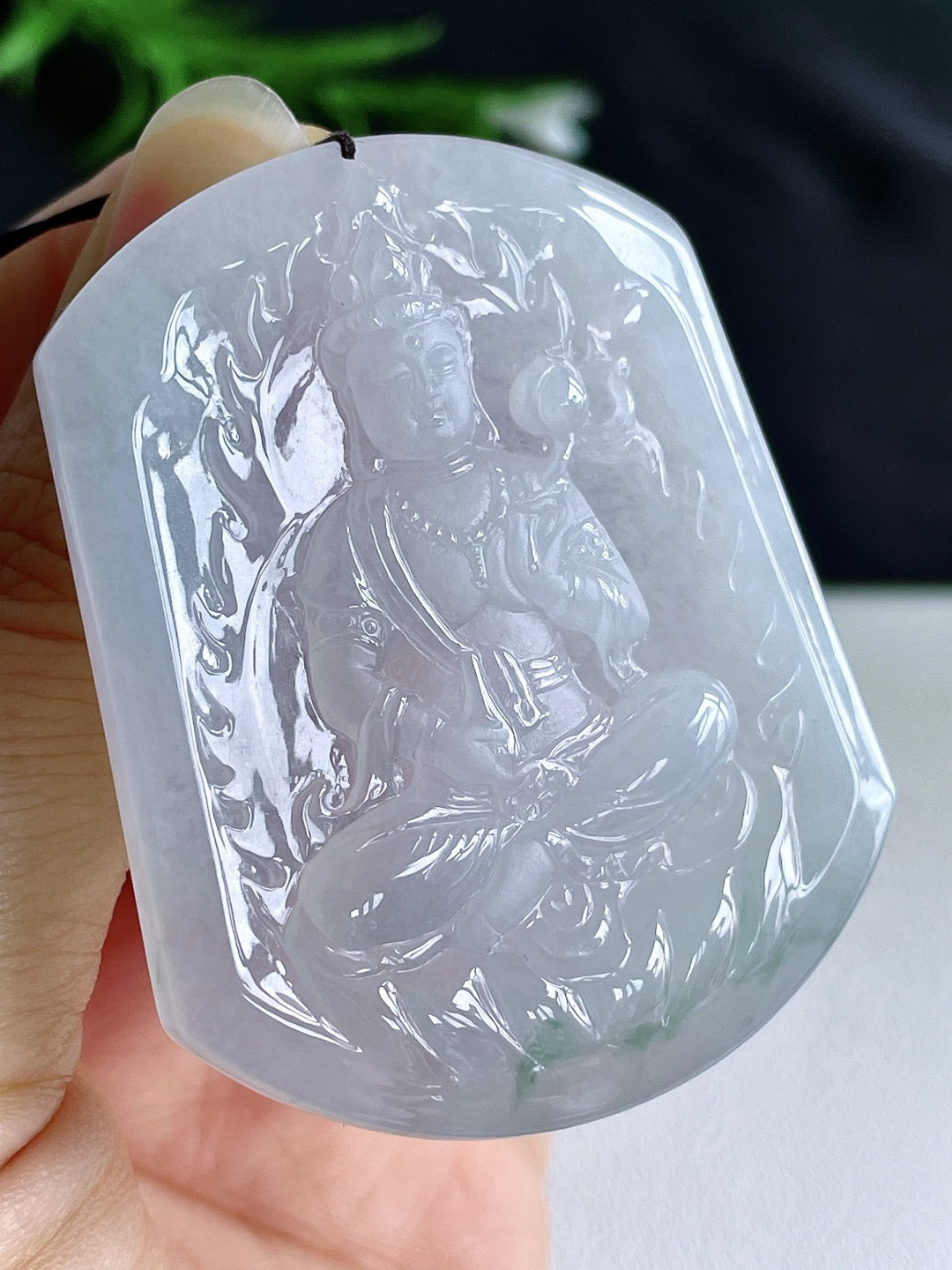 糯冰飘花大势至菩萨持莲观音牌吊坠，无裂，性比高，尺寸52.6-42-5.6，重量25.7克