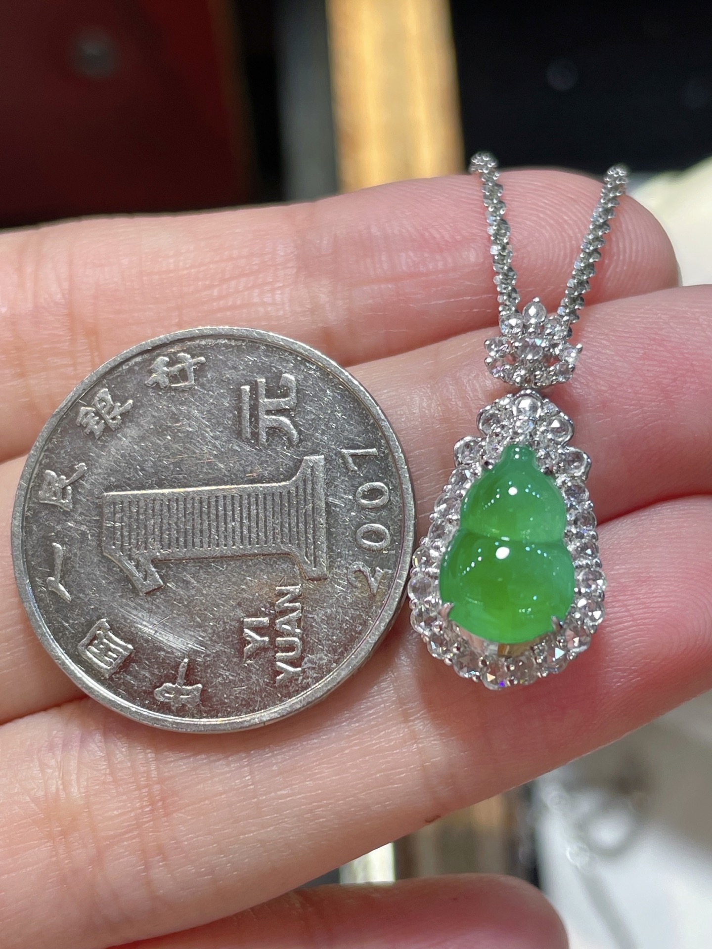 阳绿翡翠葫芦吊坠,满色，料子水润通透，种老起光。18k金镶嵌，非常时尚好看，11.3-7.7-2.6