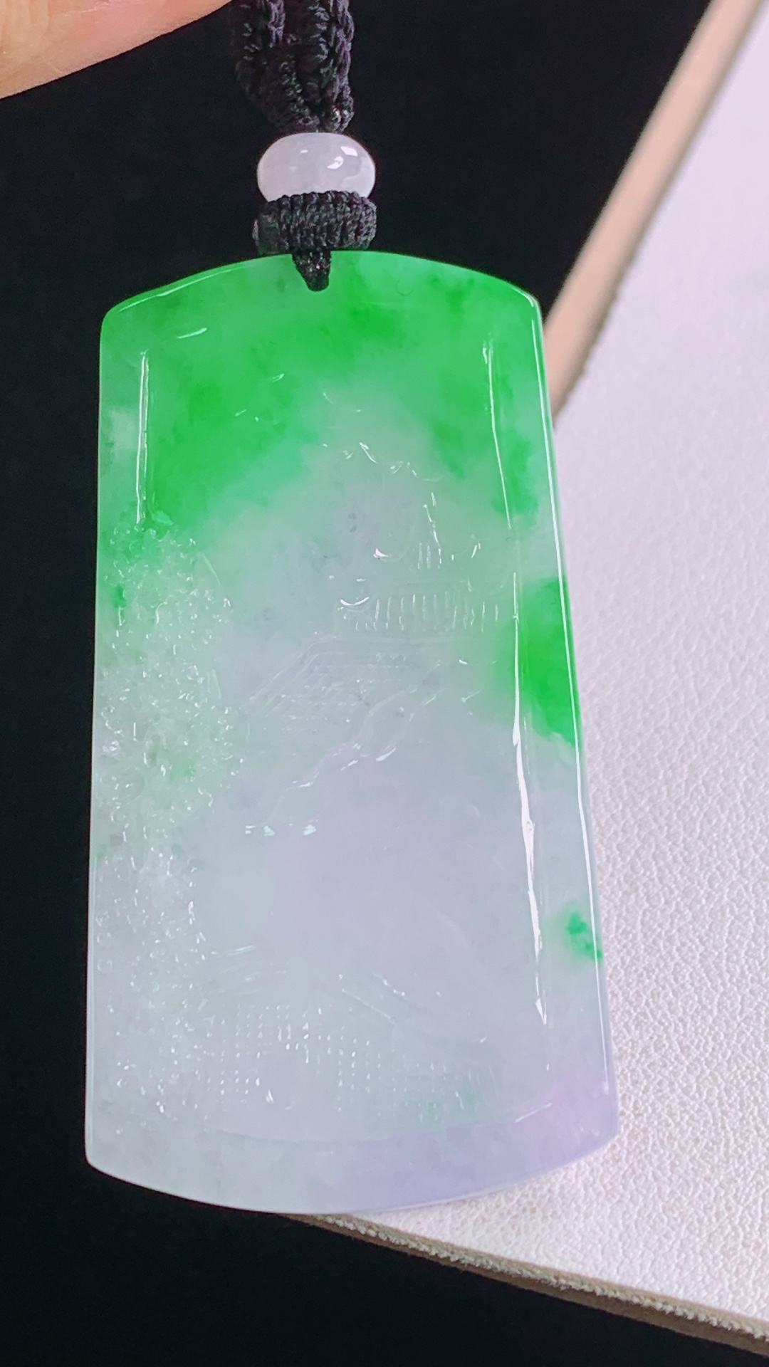 ️春彩山水牌，色泽丰富，雕工精湛，无裂，尺寸:54.1-29.4-4.8mm