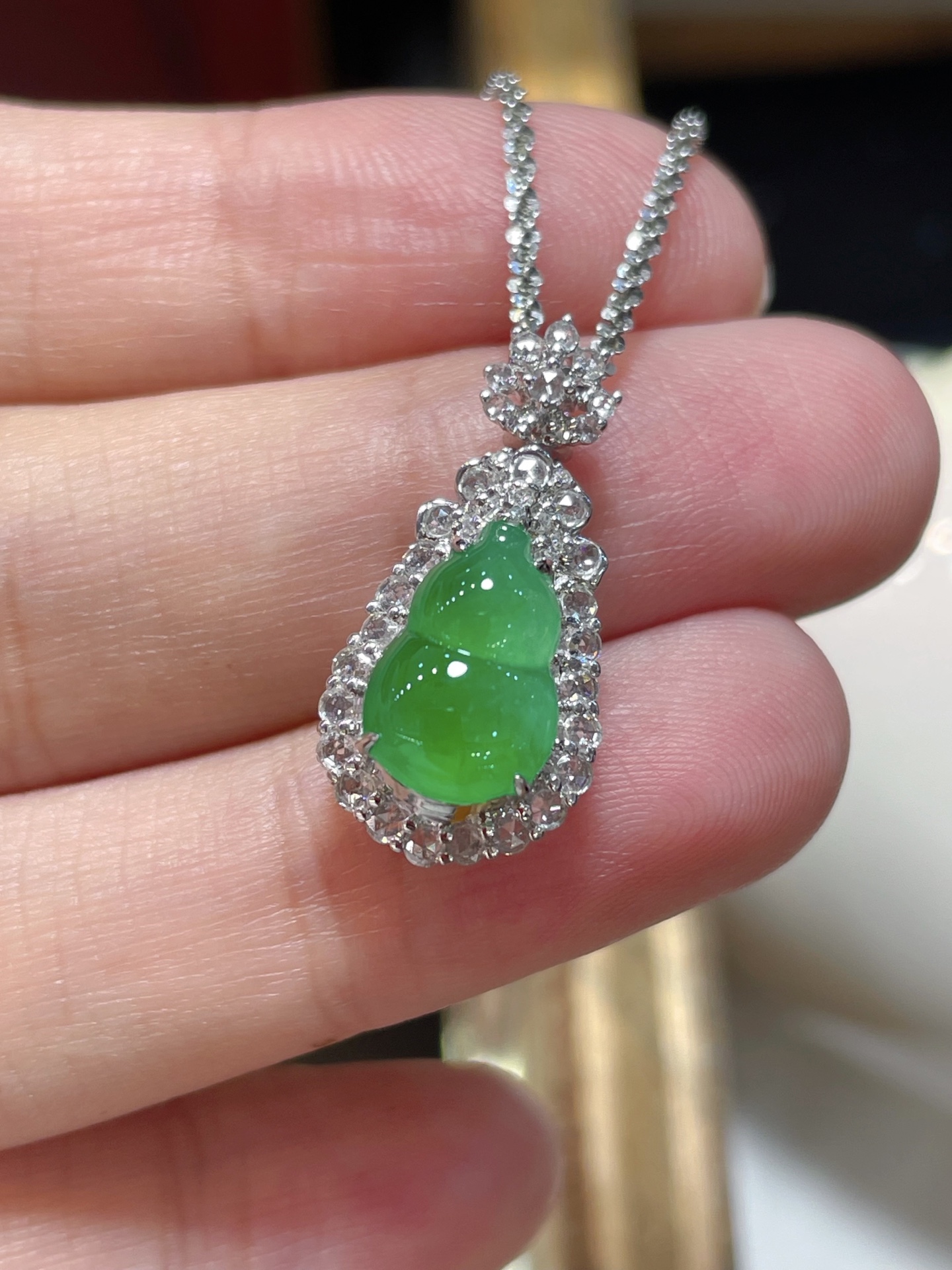 阳绿翡翠葫芦吊坠,满色，料子水润通透，种老起光。18k金镶嵌，非常时尚好看，11.3-7.7-2.6