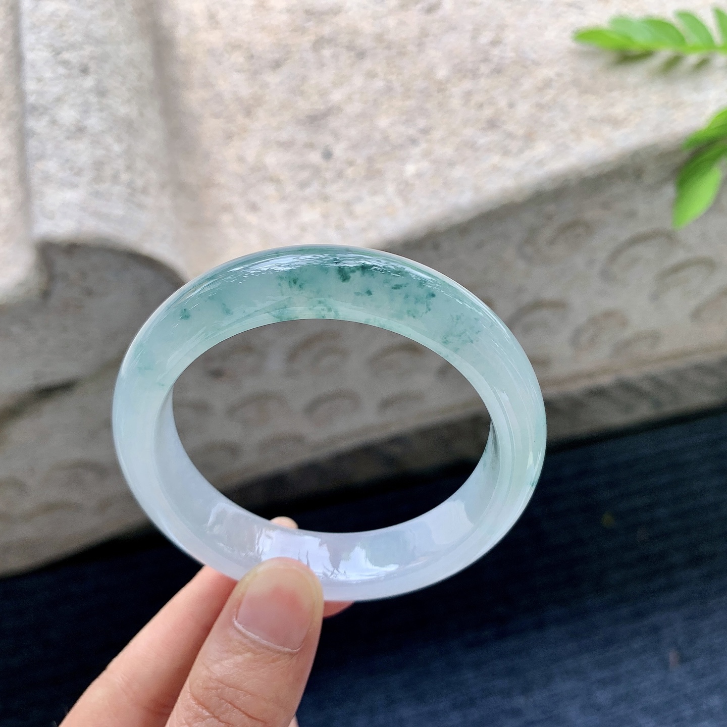 正圈52 53，圈口53.3/12.6/8，编码T1073008，描述：冰糯飘花，水润，种老，细腻，无裂。