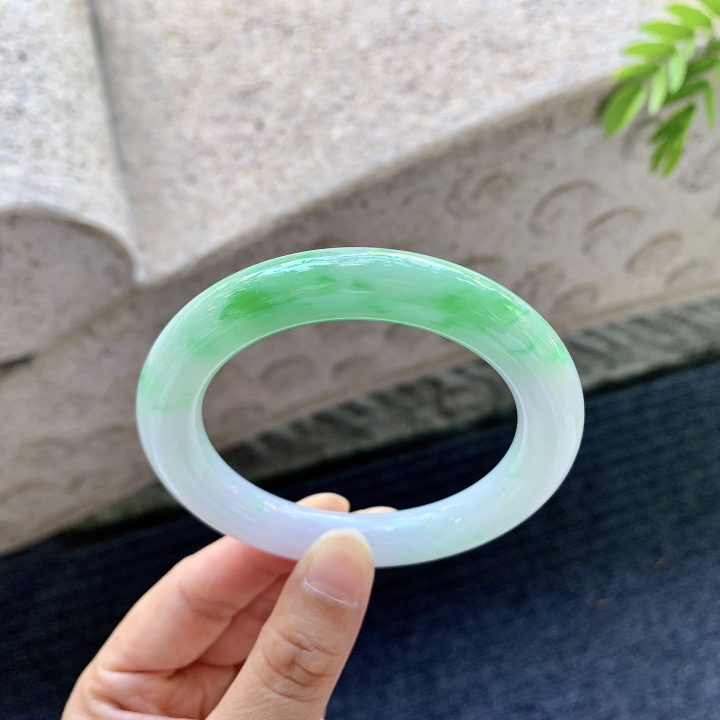 圆条55 56，圈口56/10.4/10.7，编码A3090201，细糯飘阳绿，水润，种老，细腻，无裂。