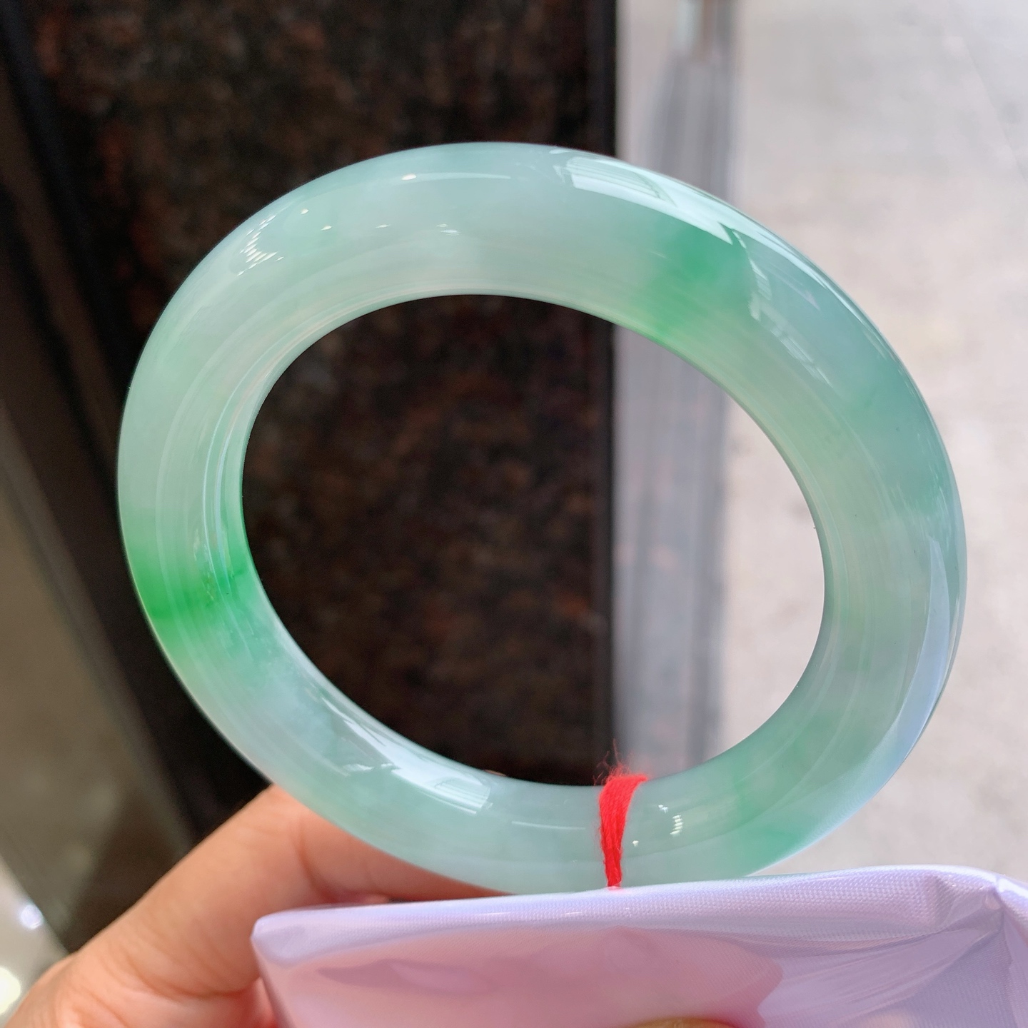 圆条冰飘绿，有一颗黑点，尺寸：57.3/12，冰润