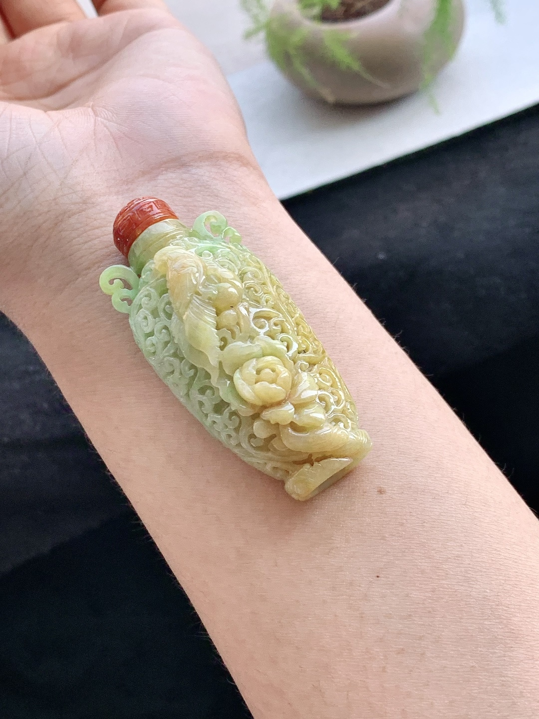 糯冰黄加绿喜上眉梢瓶子手把件,缅料,性比高,超厚,尺寸57.2-25.5-16.5,重量32.7克
