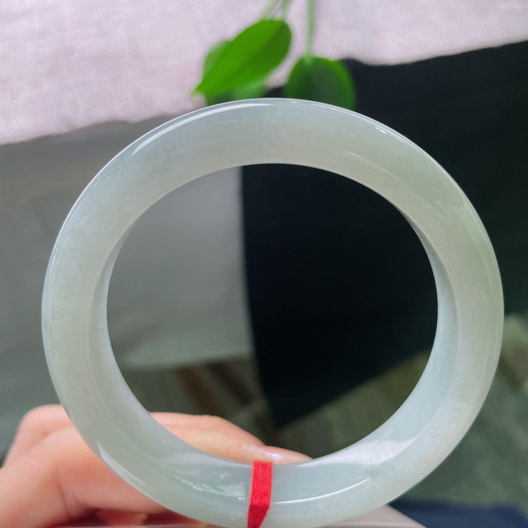 淡绿底正圈，清浅疏影，水头好，肉质细腻干净，无裂，ss57779a
