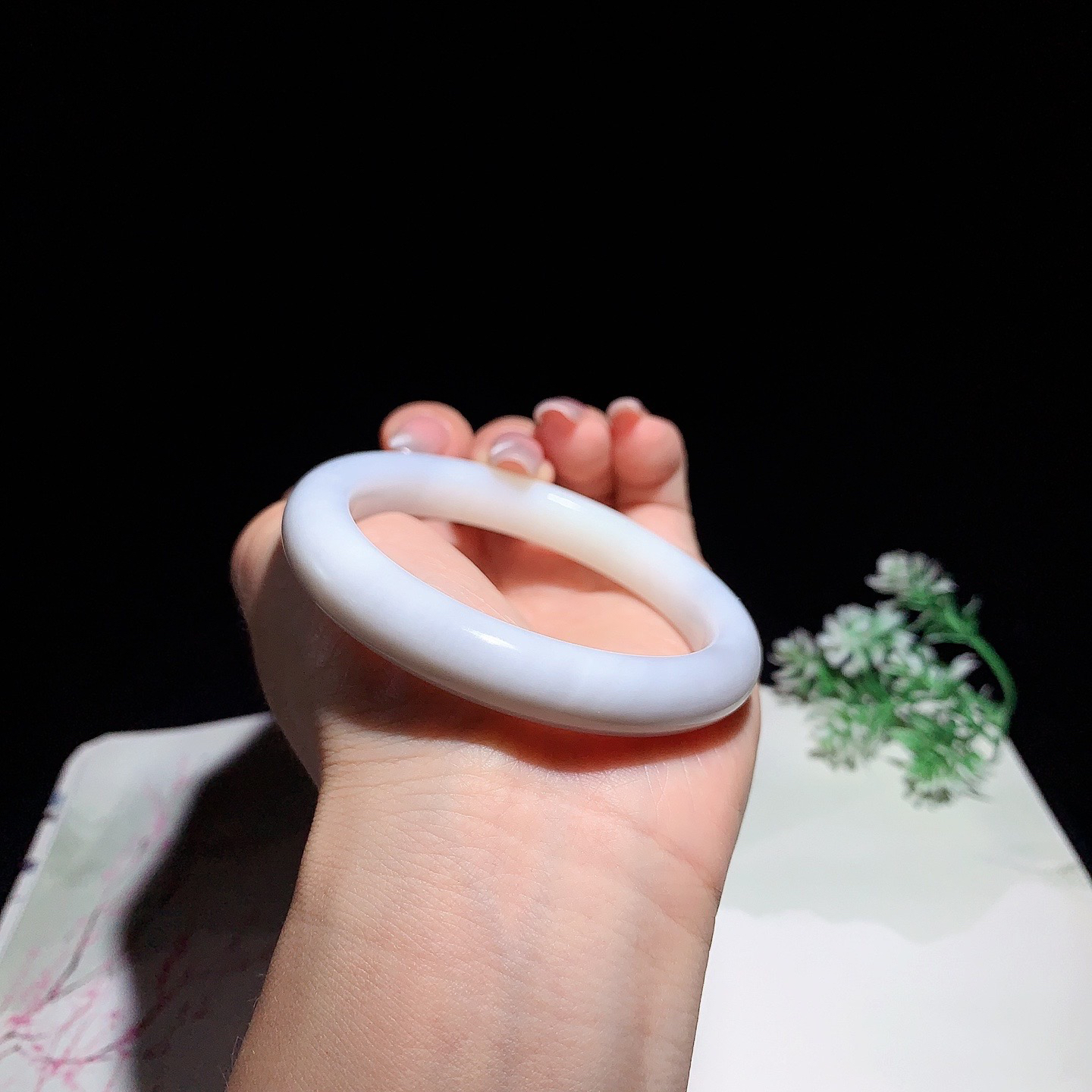 和田玉54.5圈口紫罗兰色手镯！圈口54.5玉质细腻油润 底色纯净 无裂无杂 脂粉好，品质高！