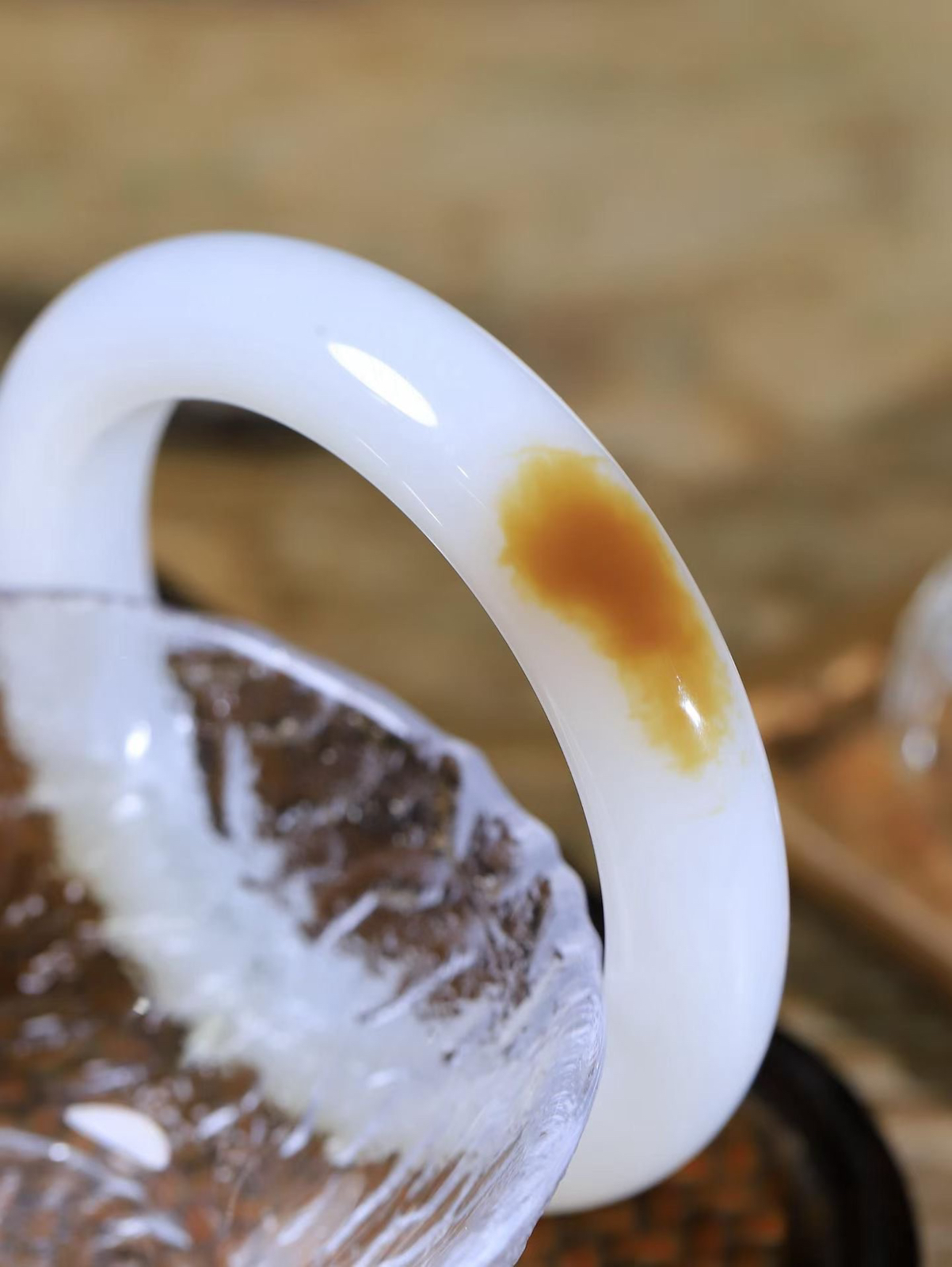 （一见倾心.手镯）

收藏级臻品️和田玉糖白玉手镯，玉质温润细腻 油性十足 手感舒适，高华雅逸，线条流畅，简约大气，美自天成，素雅高贵。佩戴于腕间，婉约之美，举手投足间透出那低调奢华。重64.65克  内径55mm尺寸12.9-9.8mm  56801236A
