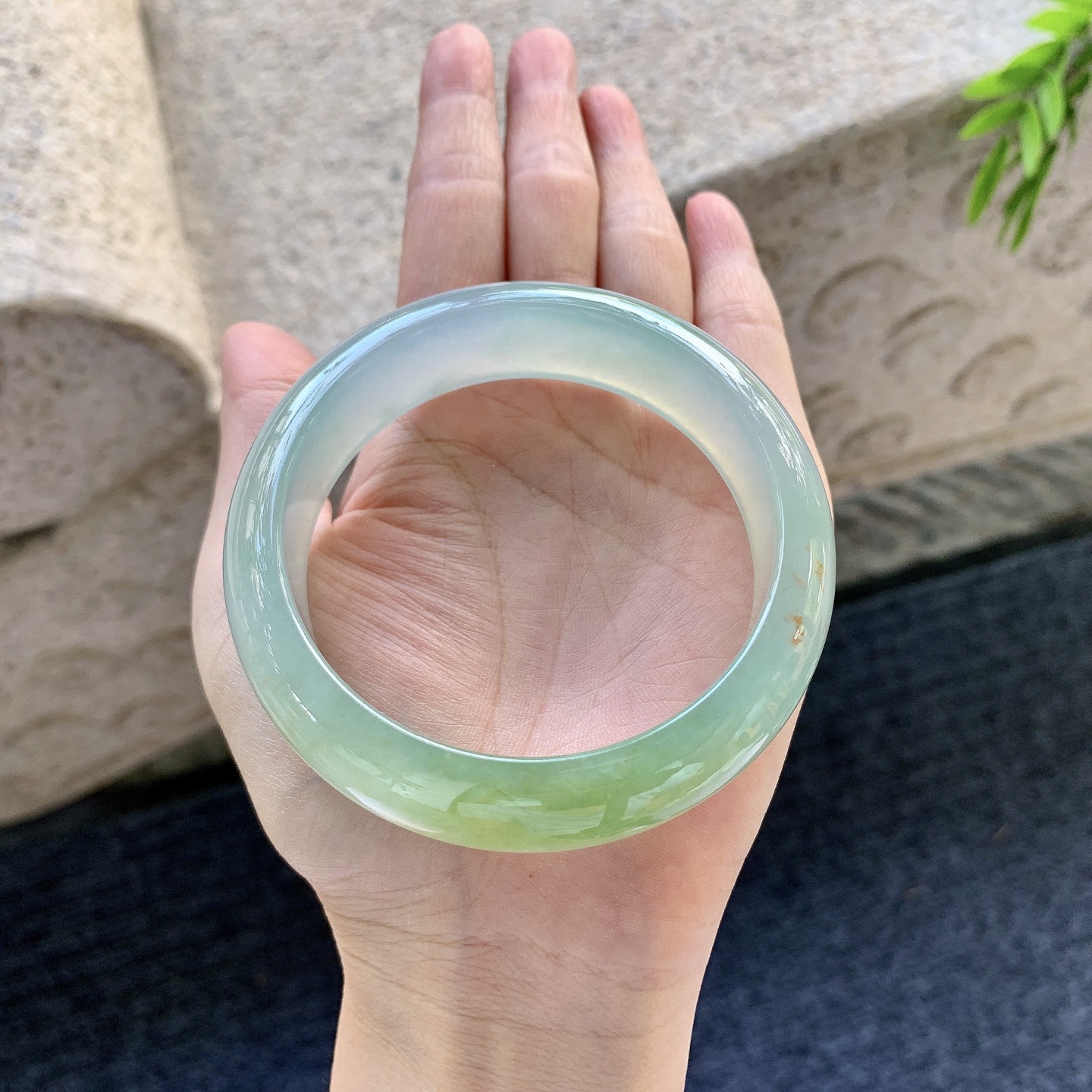 正圈59 60，冰糯飘黄翡，宽版，清透，水润，种老，细腻，有絮线