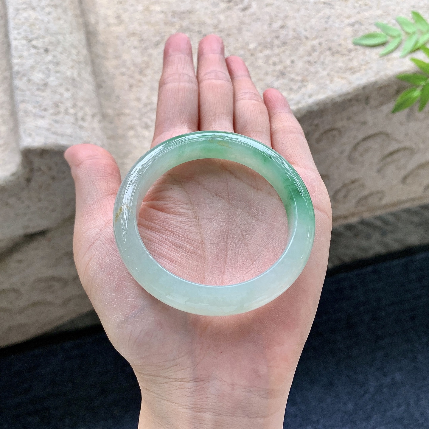 正圈49 50，圈口50.1/10/7.7，编码A1083170，糯冰飘绿，水润，种老，细腻，有纹线