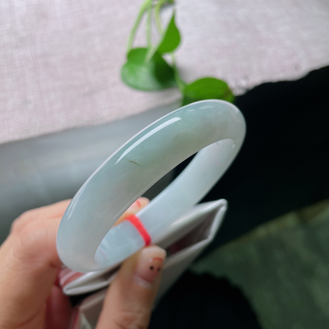 蓝底正圈，质地细腻莹润，简约清冷，素镯款式永不过时，低调显气质，带一点杂质。ss51590a