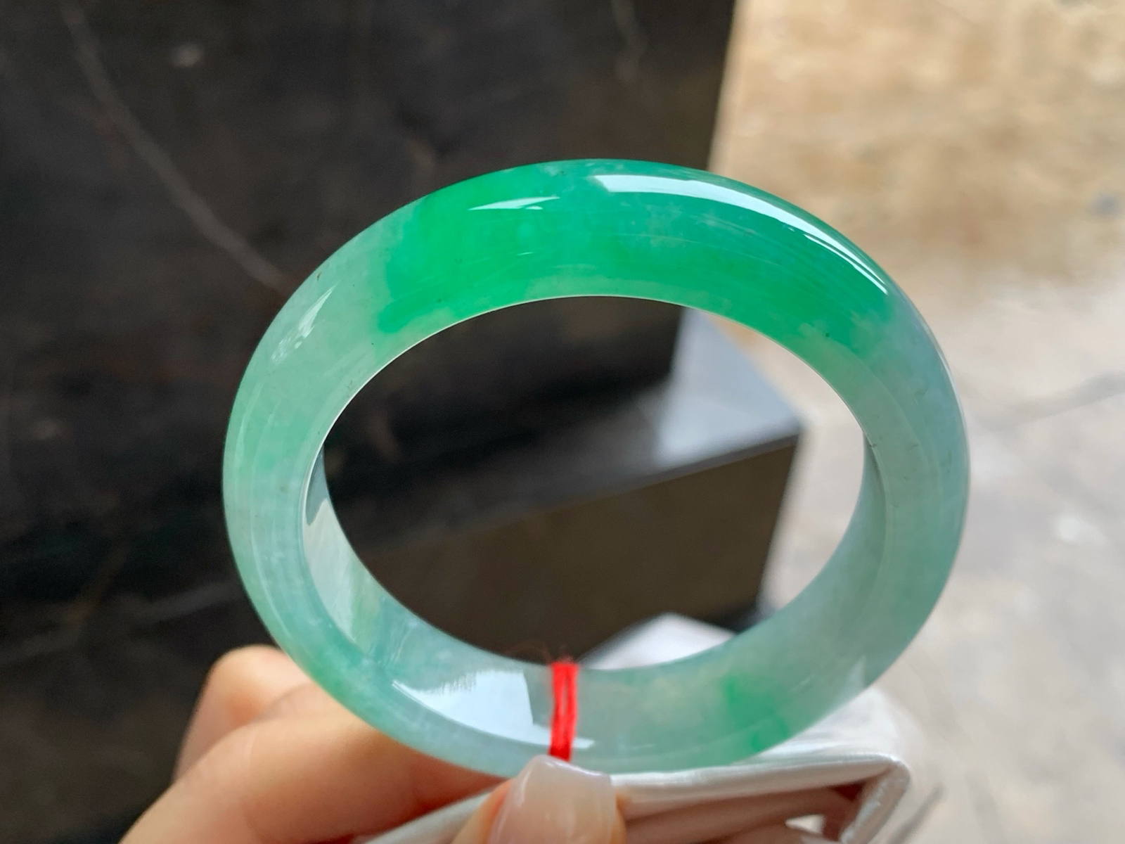 54-13.3-8.7
阳绿色手镯^_^有种有色～上手漂亮