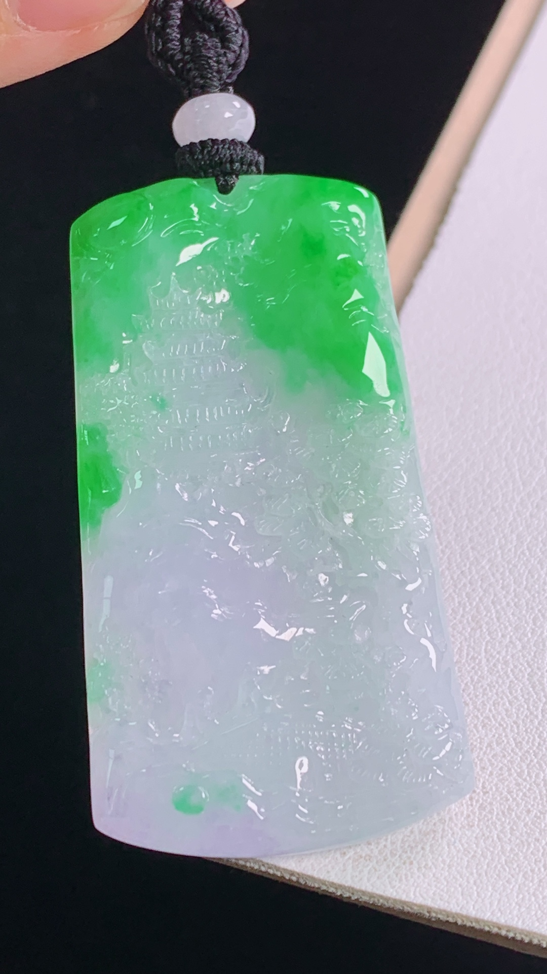 ️春彩山水牌，色泽丰富，雕工精湛，无裂，尺寸:54.1-29.4-4.8mm