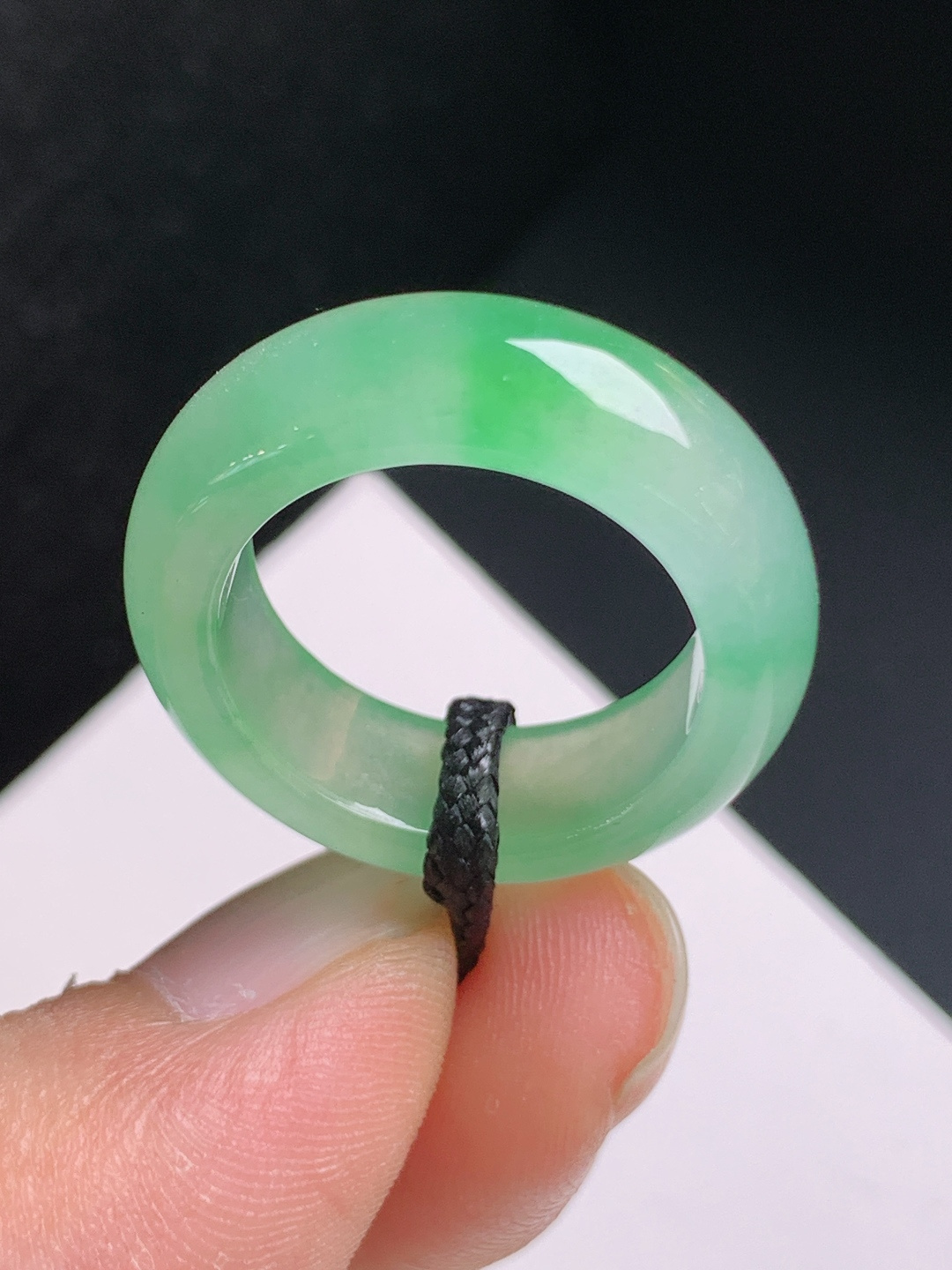 冰种绿指环，飘花灵动，冰透起光，意境悠然，佩戴雅致
