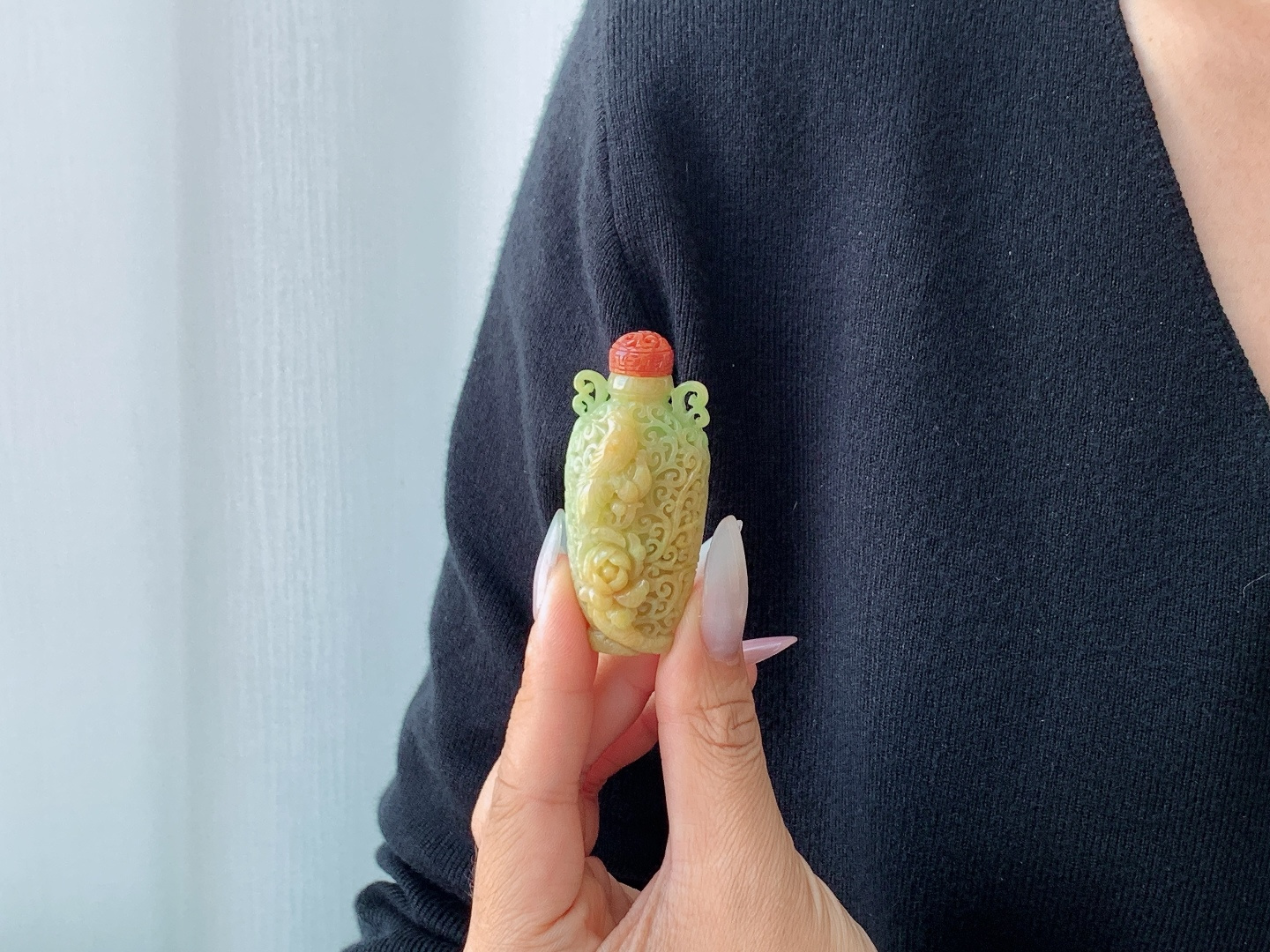 糯冰黄加绿喜上眉梢瓶子手把件,缅料,性比高,超厚,尺寸57.2-25.5-16.5,重量32.7克