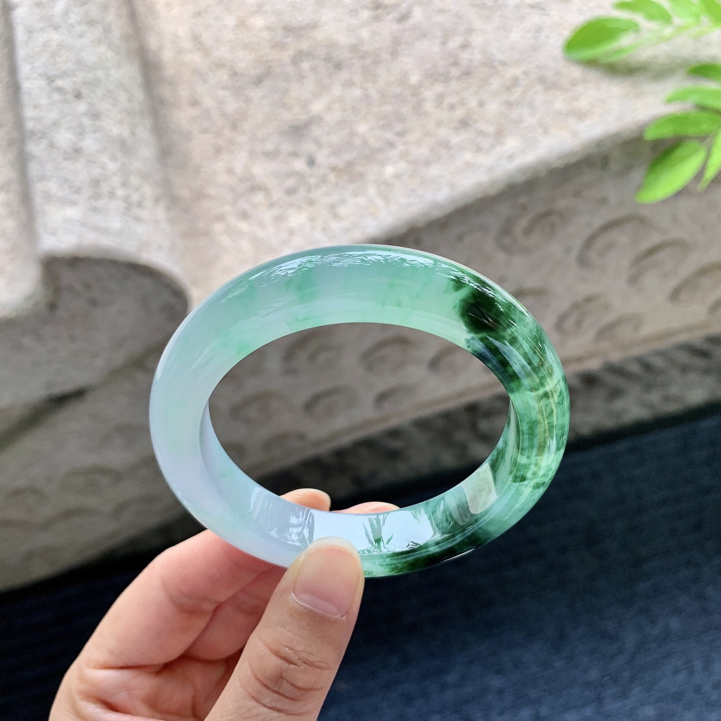 正圈54 55，圈口55/12.2/9.3，编码BA090277，描述冰糯飘辣绿，水润，种老，细腻，有棉絮