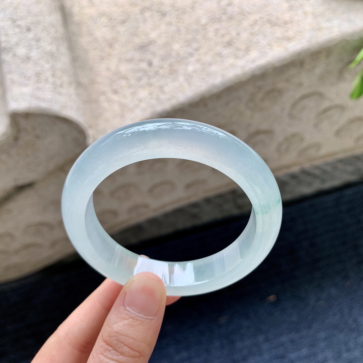 正圈53 54，圈口54.5/12.3/8.6，编码HC090224，冰飘绿，清透，水润，种老，细腻，无裂。