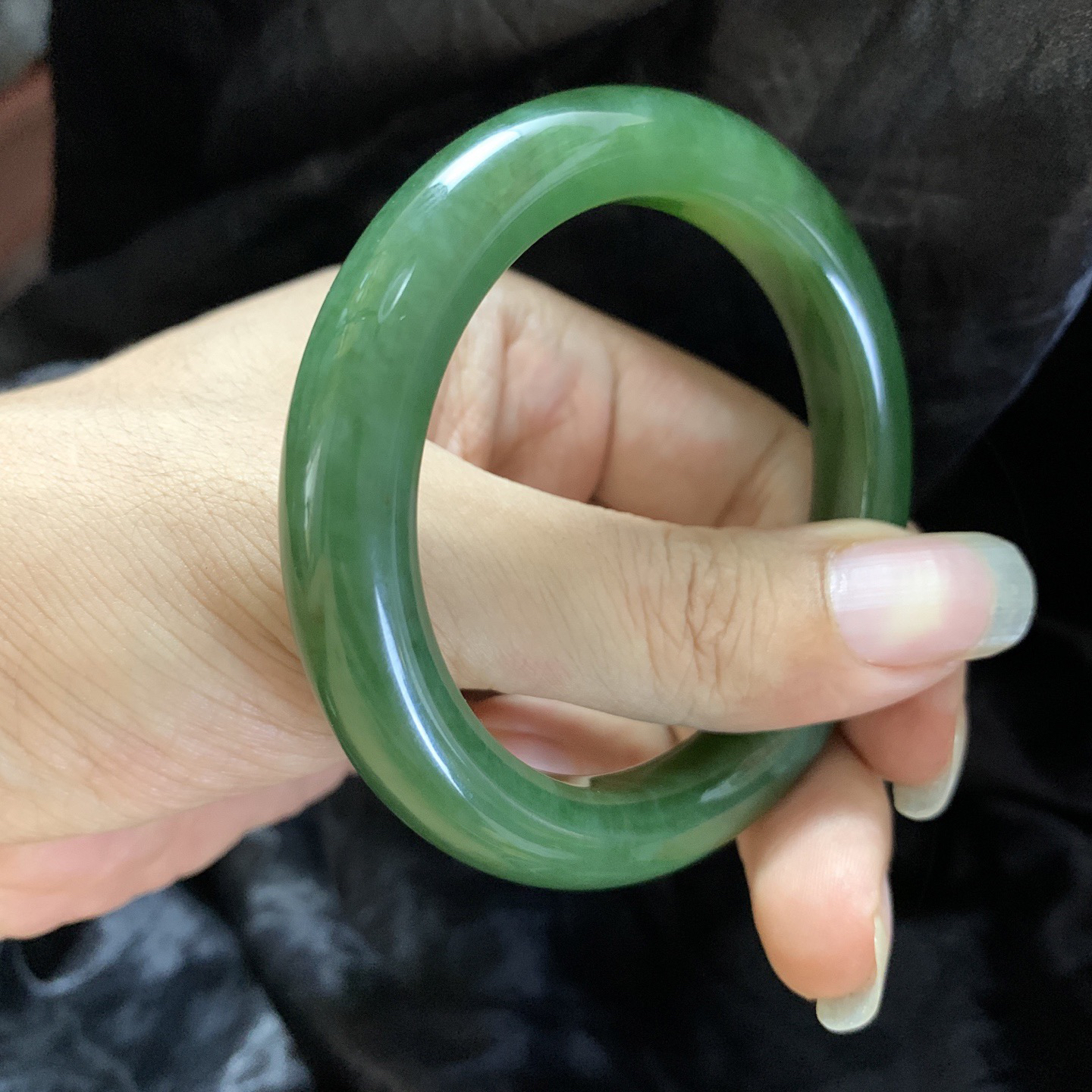 和田玉碧玉55.1圈口冰底阳绿色手镯，镯型古朴典雅。在诗情画意的雨巷相遇，你是我腕间的一抹风情，有你