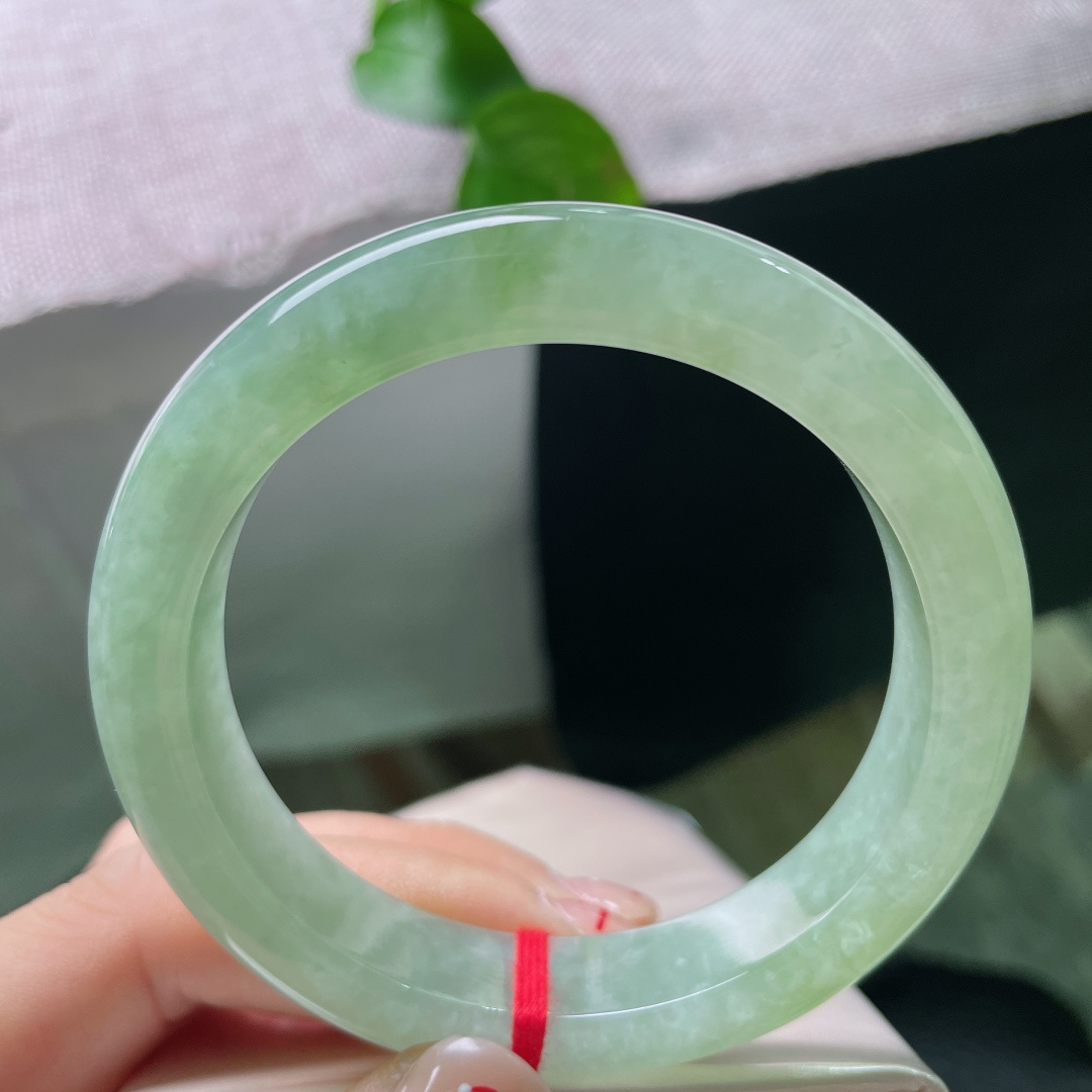 浅绿色正圈，无裂，油润湖水绿，质地柔和温润，低调耐看适配日常。ss54991a。