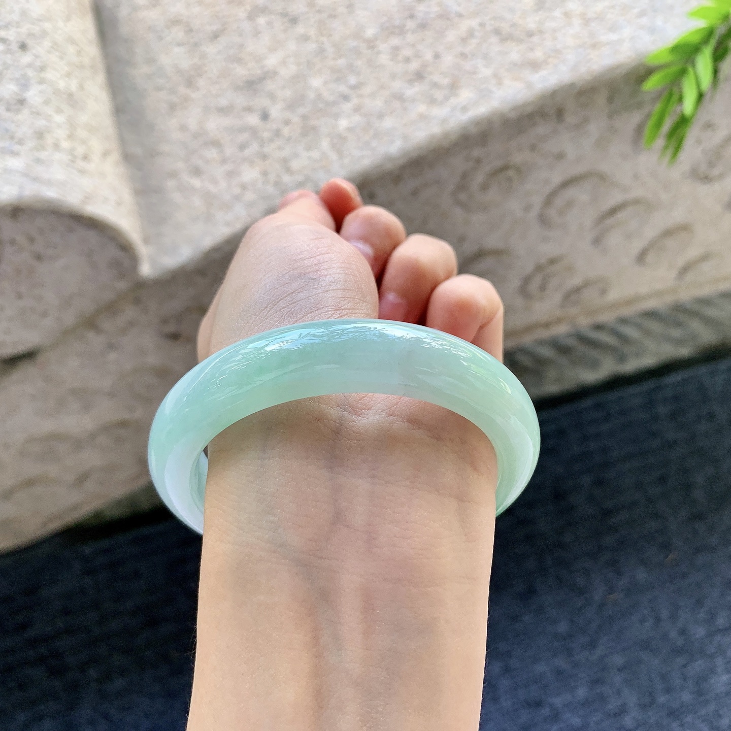 正圈55 56，圈口56.9/12/8.9，编码GL090246，描述细糯飘绿，水润，种老，细腻，无裂。