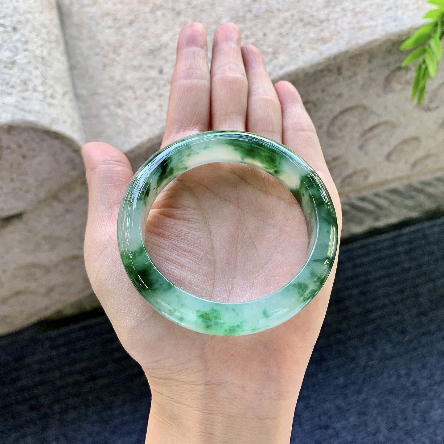 正圈53 54，圈口54.6/13.4/8.2，编码Q5090211，冰糯绿花，水润，种老，细腻，打灯有纹线。