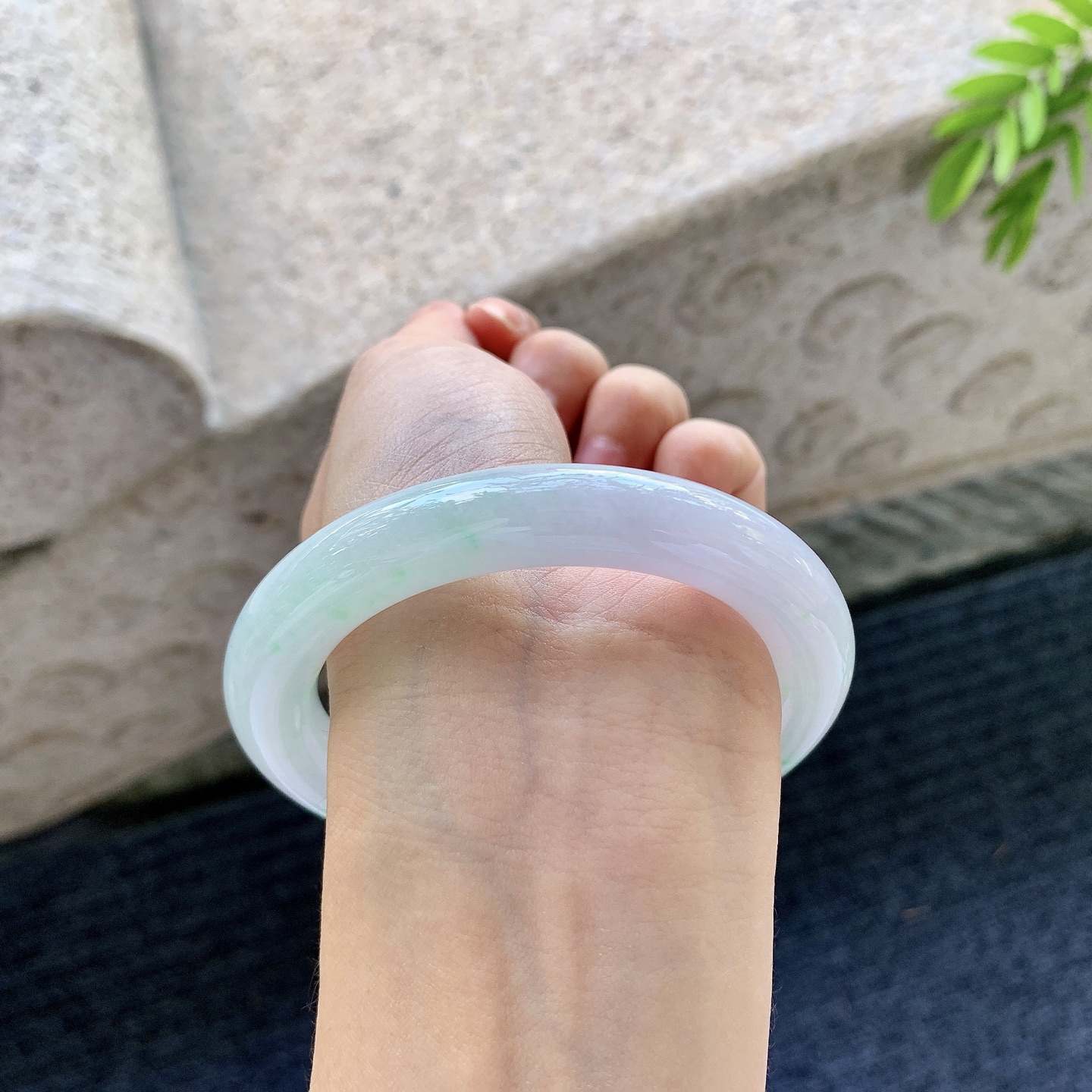 圆条55 56，圈口56/10.4/10.7，编码A3090201，细糯飘阳绿，水润，种老，细腻，无裂。