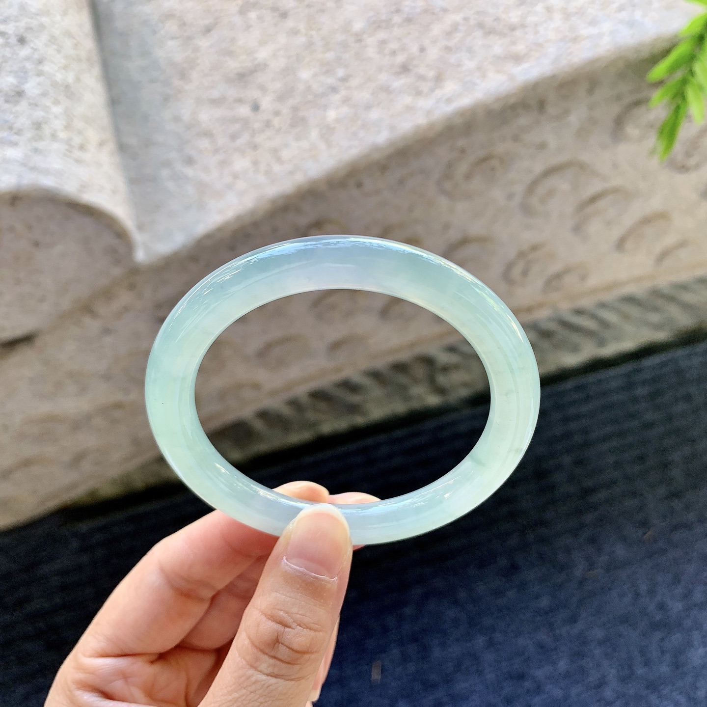 圆条53 54，糯冰晴底，飘花，水润，种老，细腻，无裂。