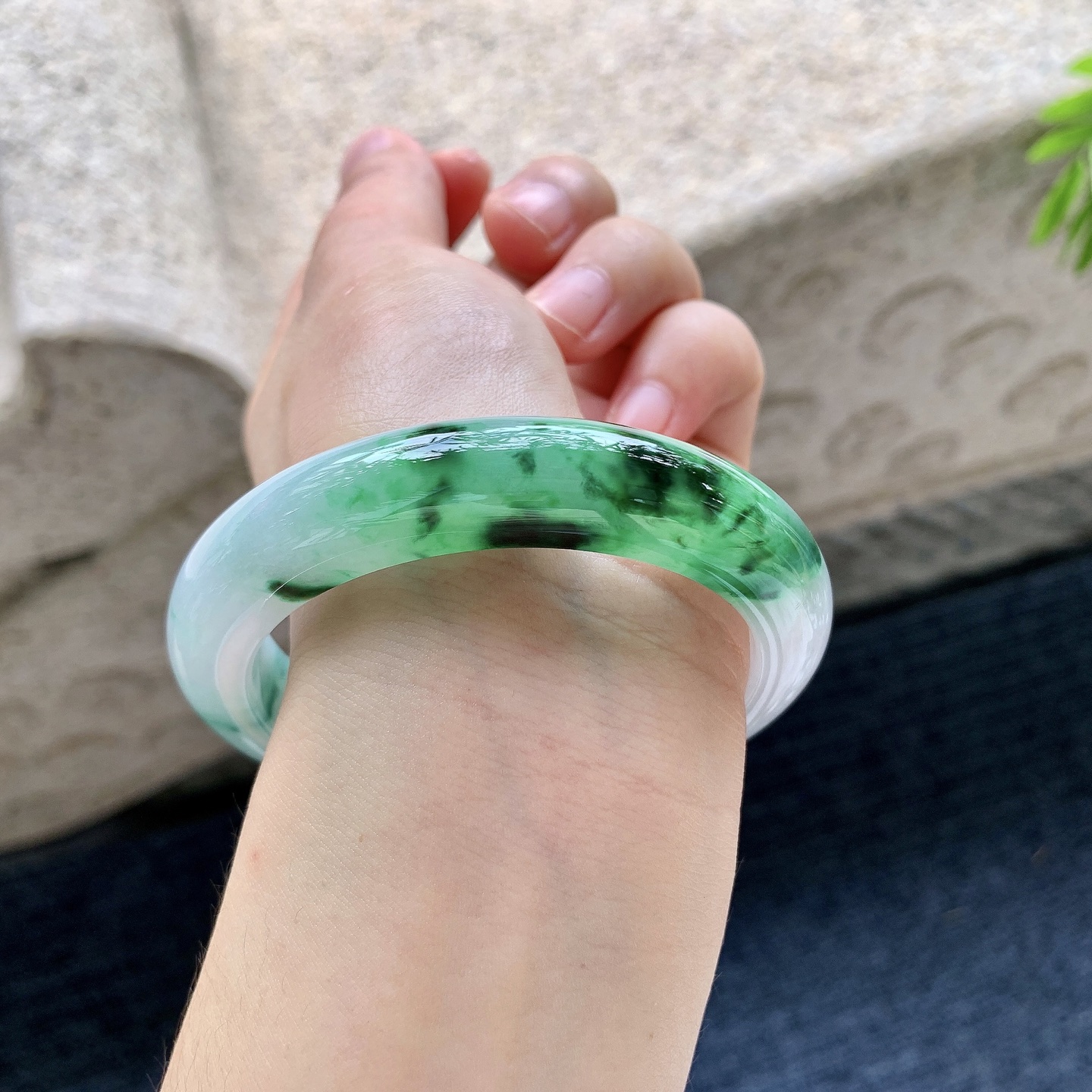 正圈55 56，圈口56.6/12.3/9.4，编码WW090223，糯冰飘辣绿，水润，种老，细腻，无裂。