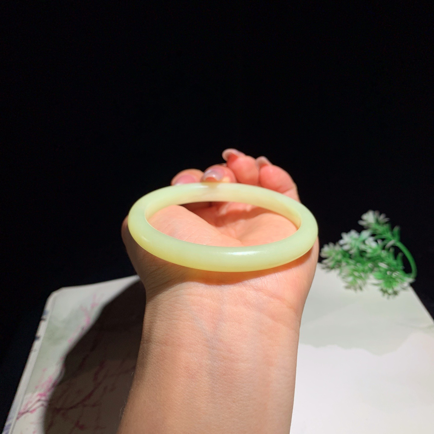 和田玉59圈黄口料手镯！圈口59玉质细腻油润 底色纯净 脂粉好，品质高。