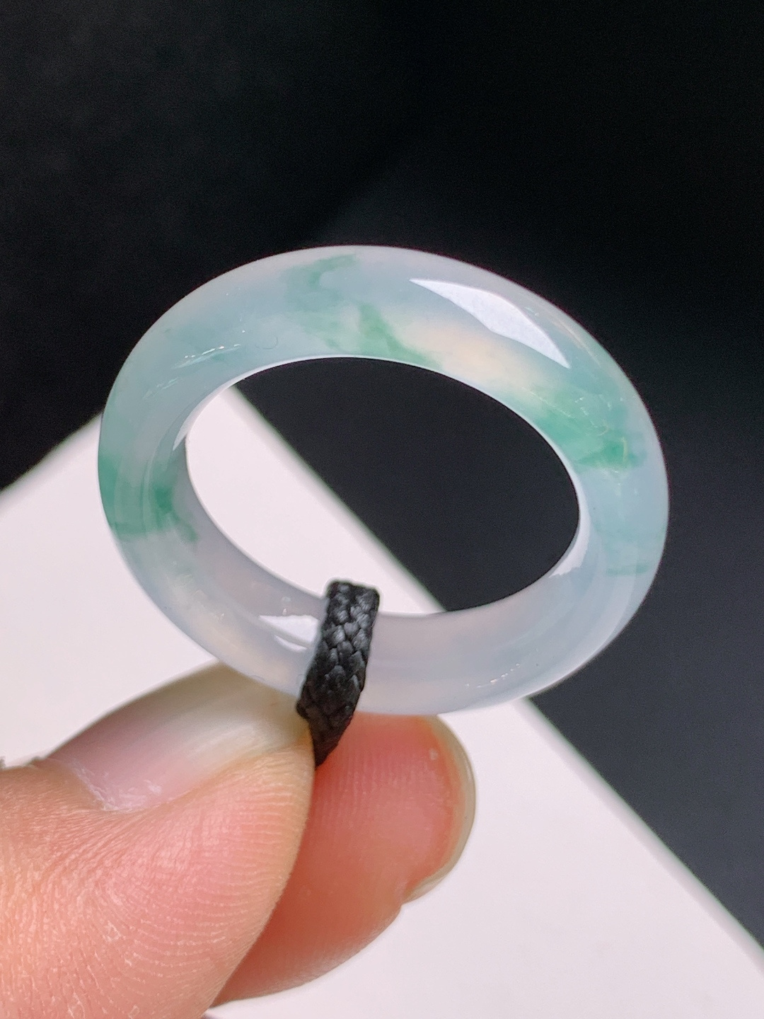 冰种飘花指环，冰润通透，花色灵动，简约大气