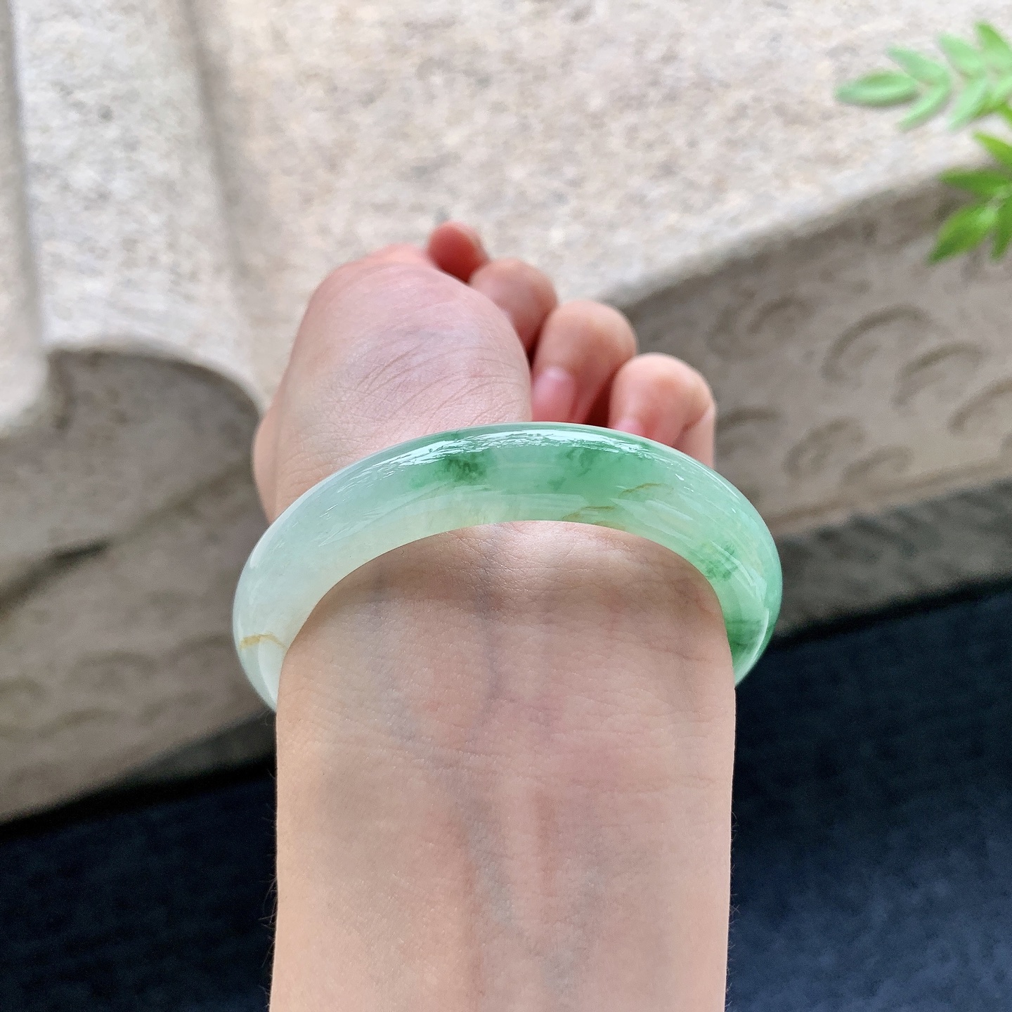 正圈49 50，圈口50.1/10/7.7，编码A1083170，糯冰飘绿，水润，种老，细腻，有纹线