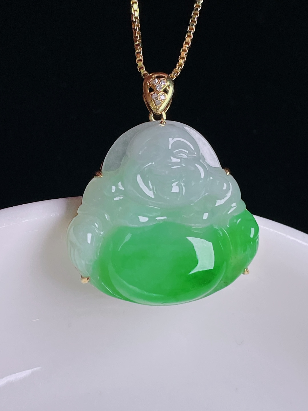 辣绿佛公，18k镶嵌，老种起光，细底通透，尺寸：27裸石21.7/23/6mm0901